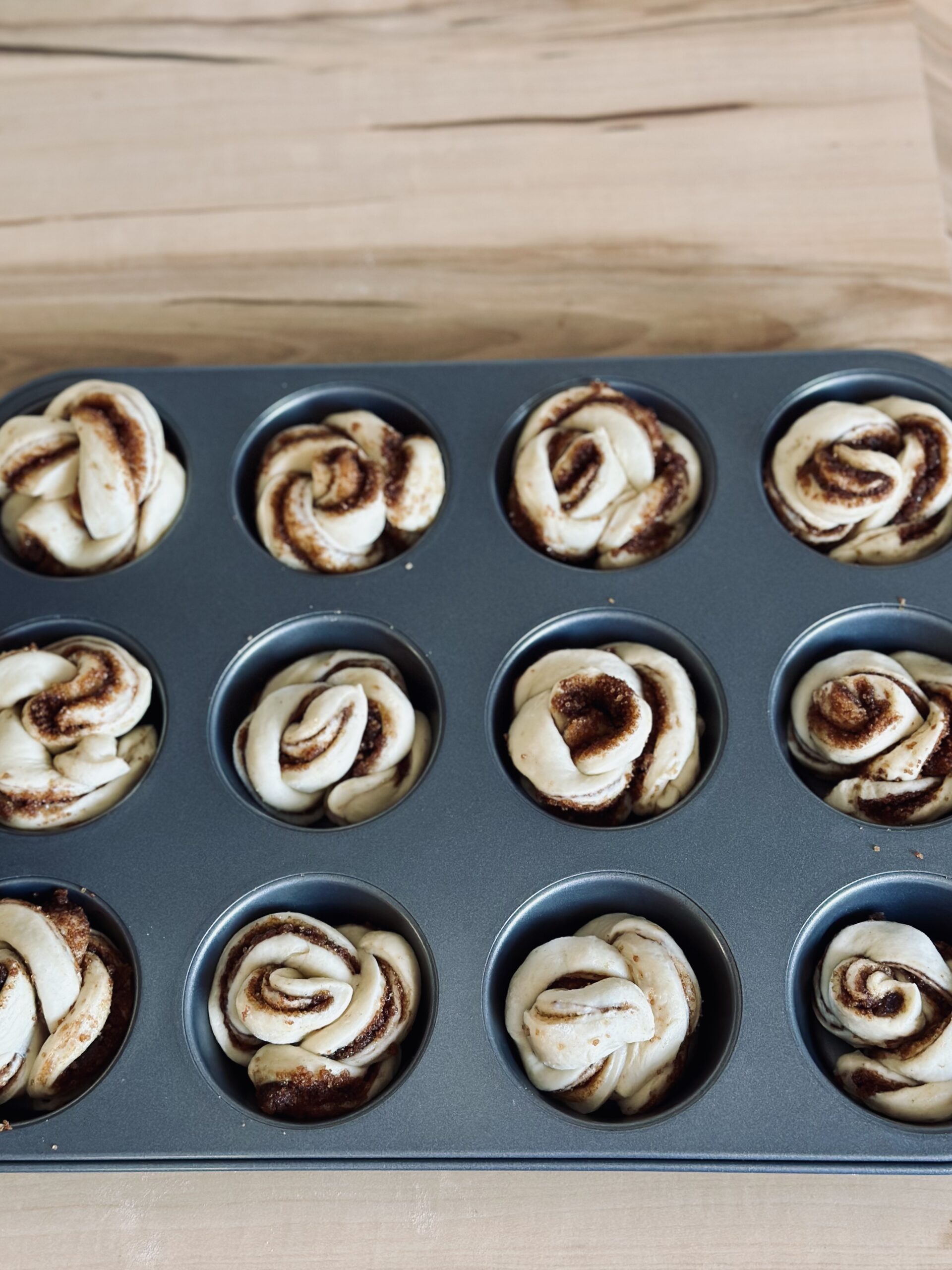 Teiglinge in eine Muffin Form legen, mit Sahne übergießen und backen 