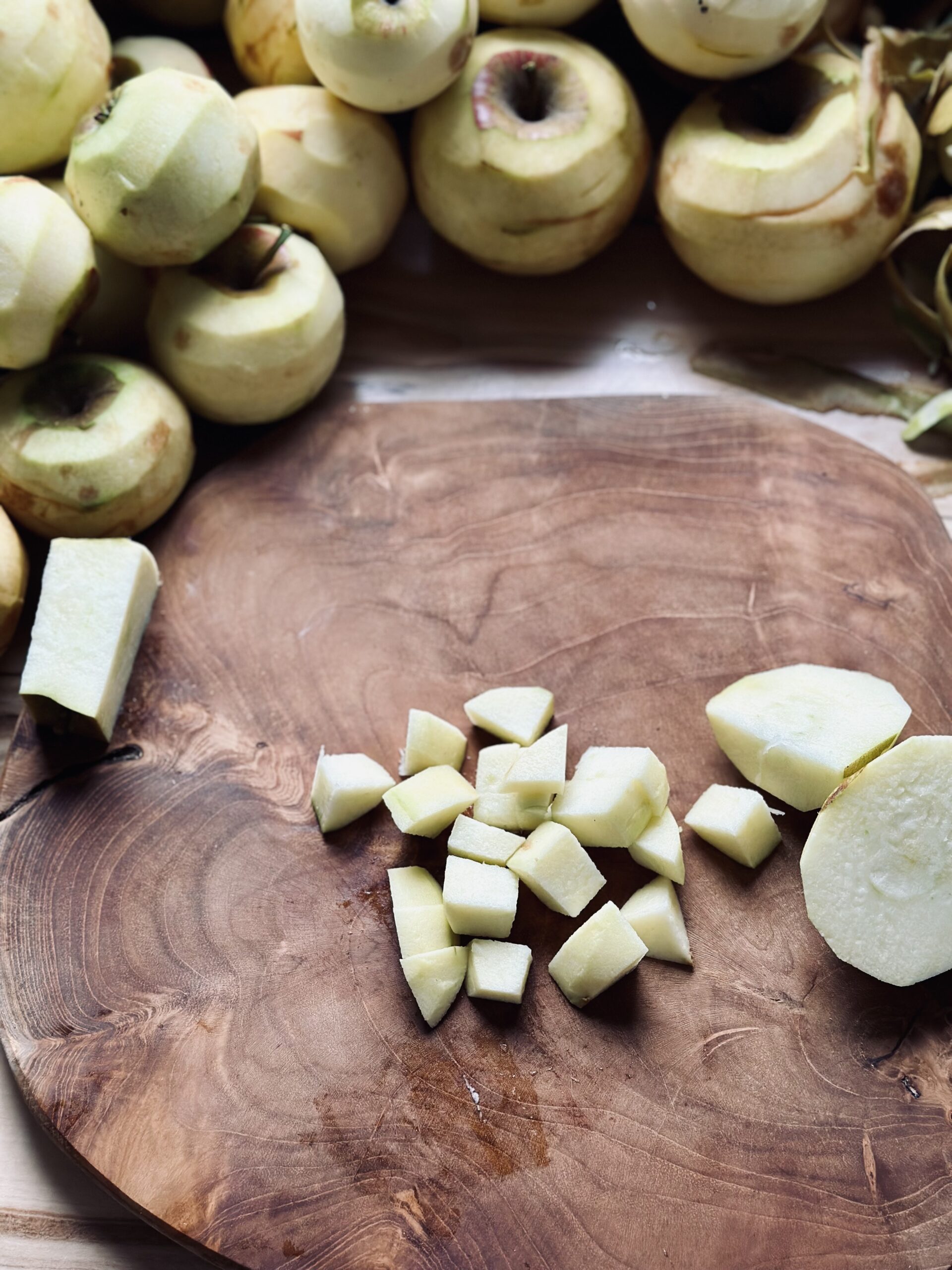 Äpfel in kleine Stück schneiden