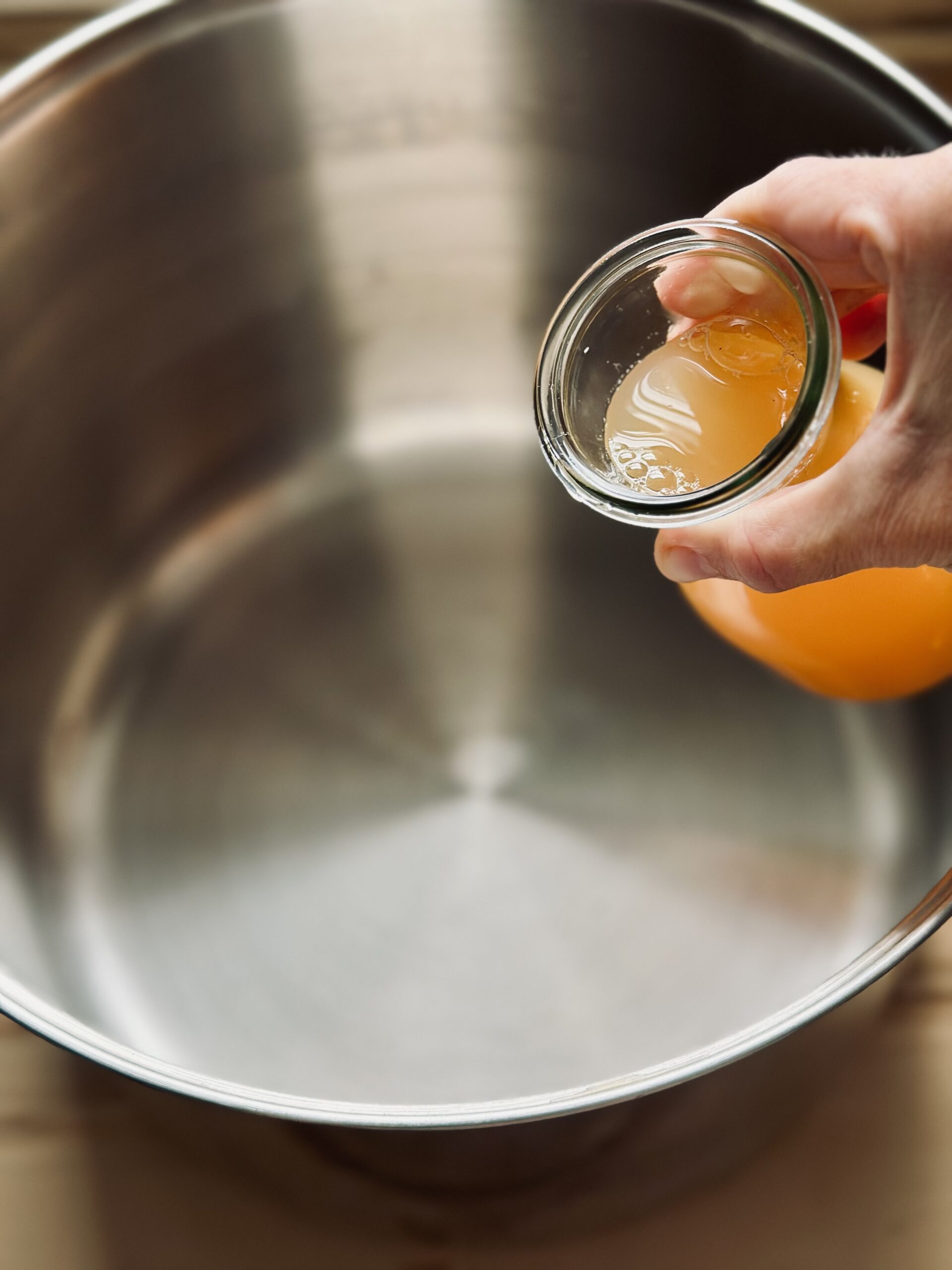 Apfelsaft in einen Topf leeren