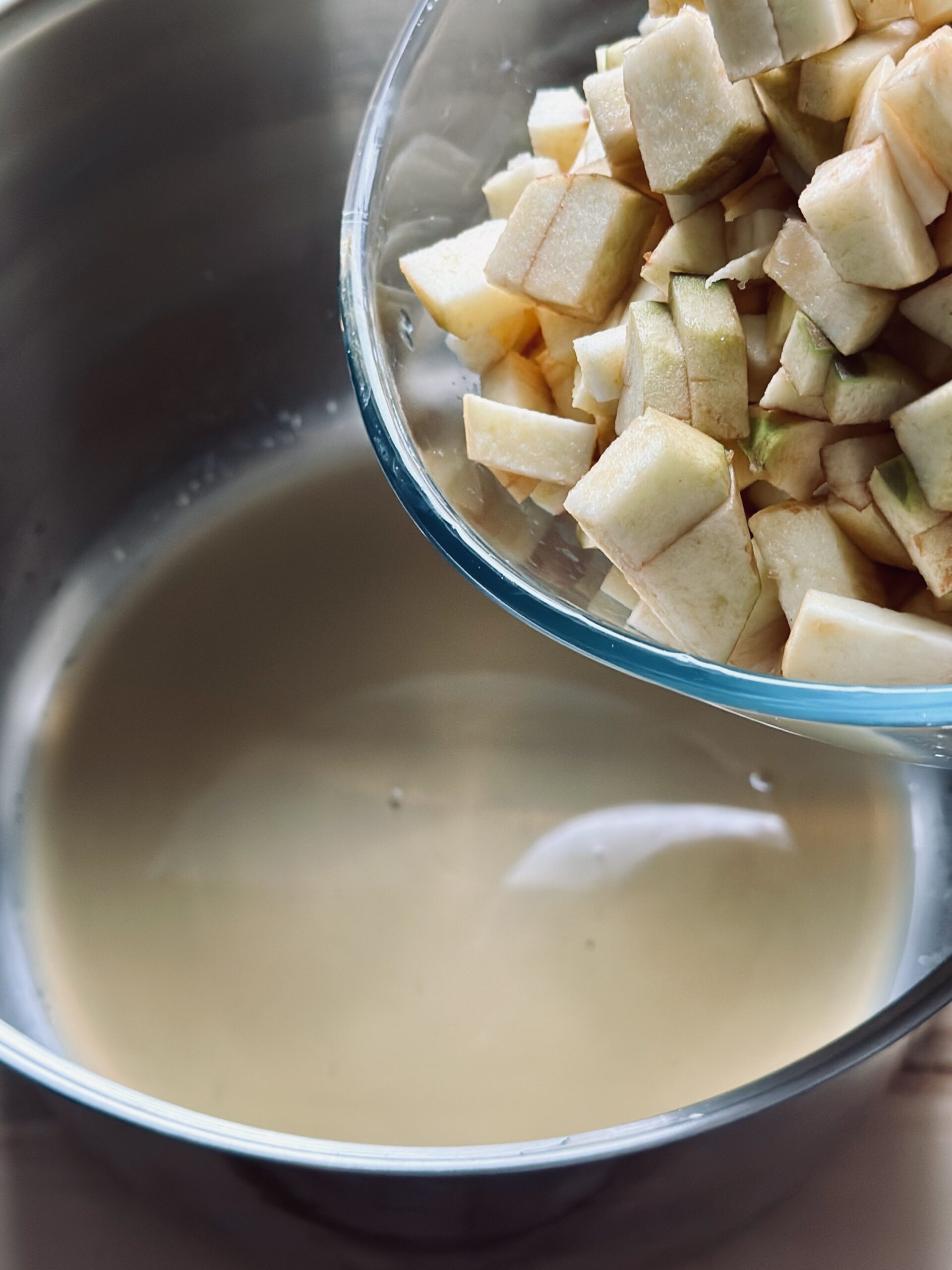 Äpfel hinzufügen und zum kochen bringen