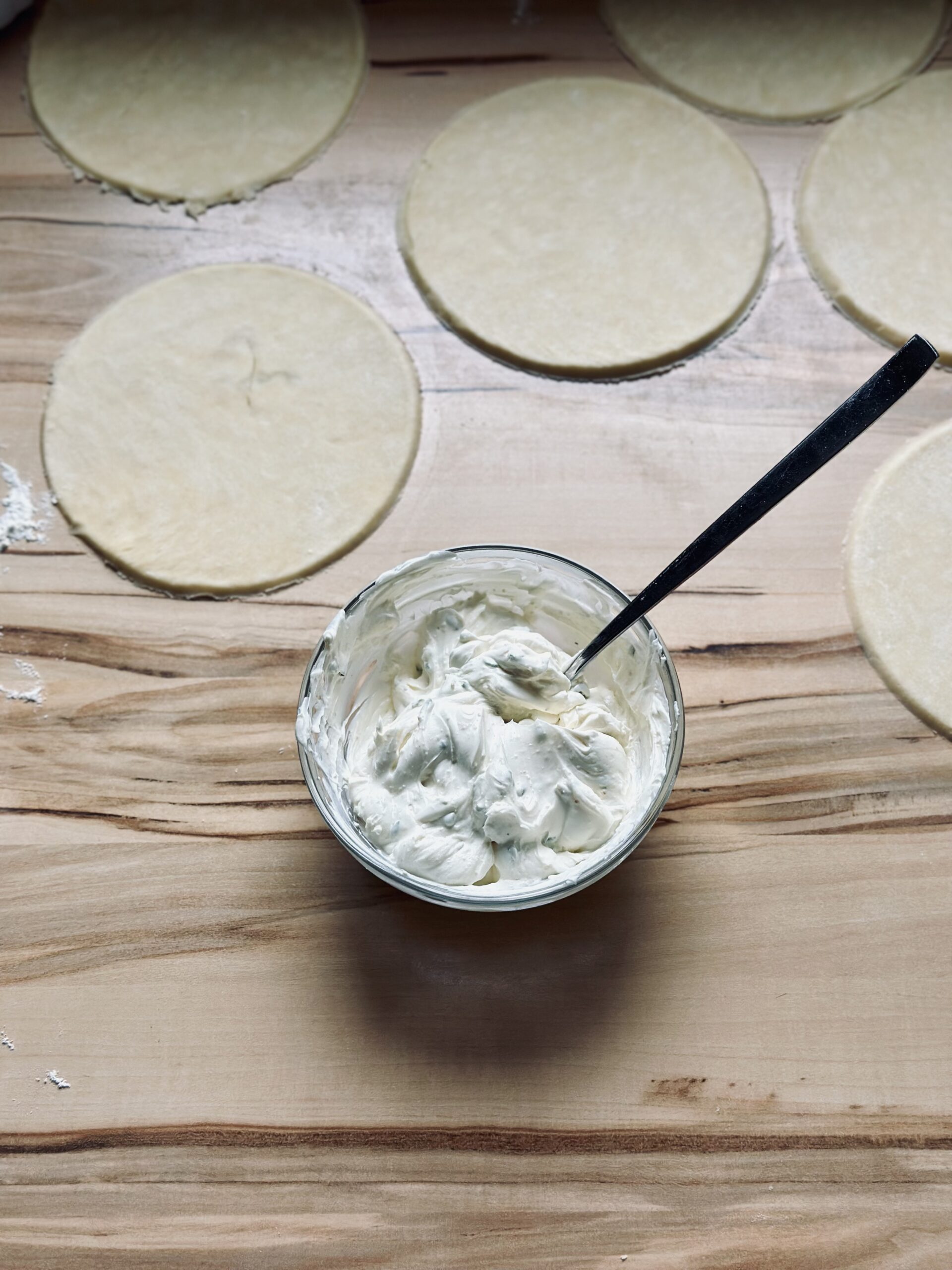 Frischkäse und Gewürze gut vermischen