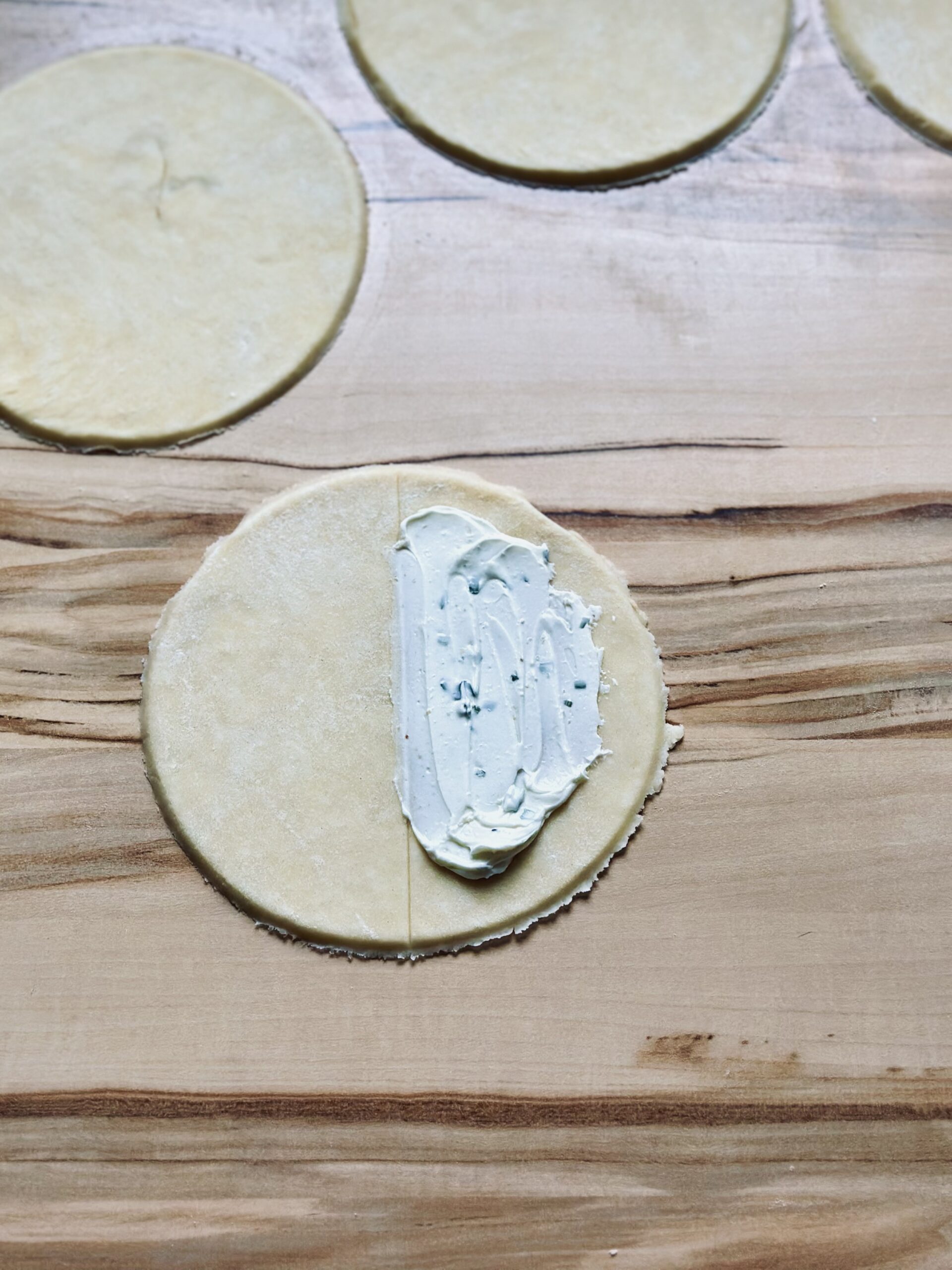 Teig mit Frischkäse bestreichen