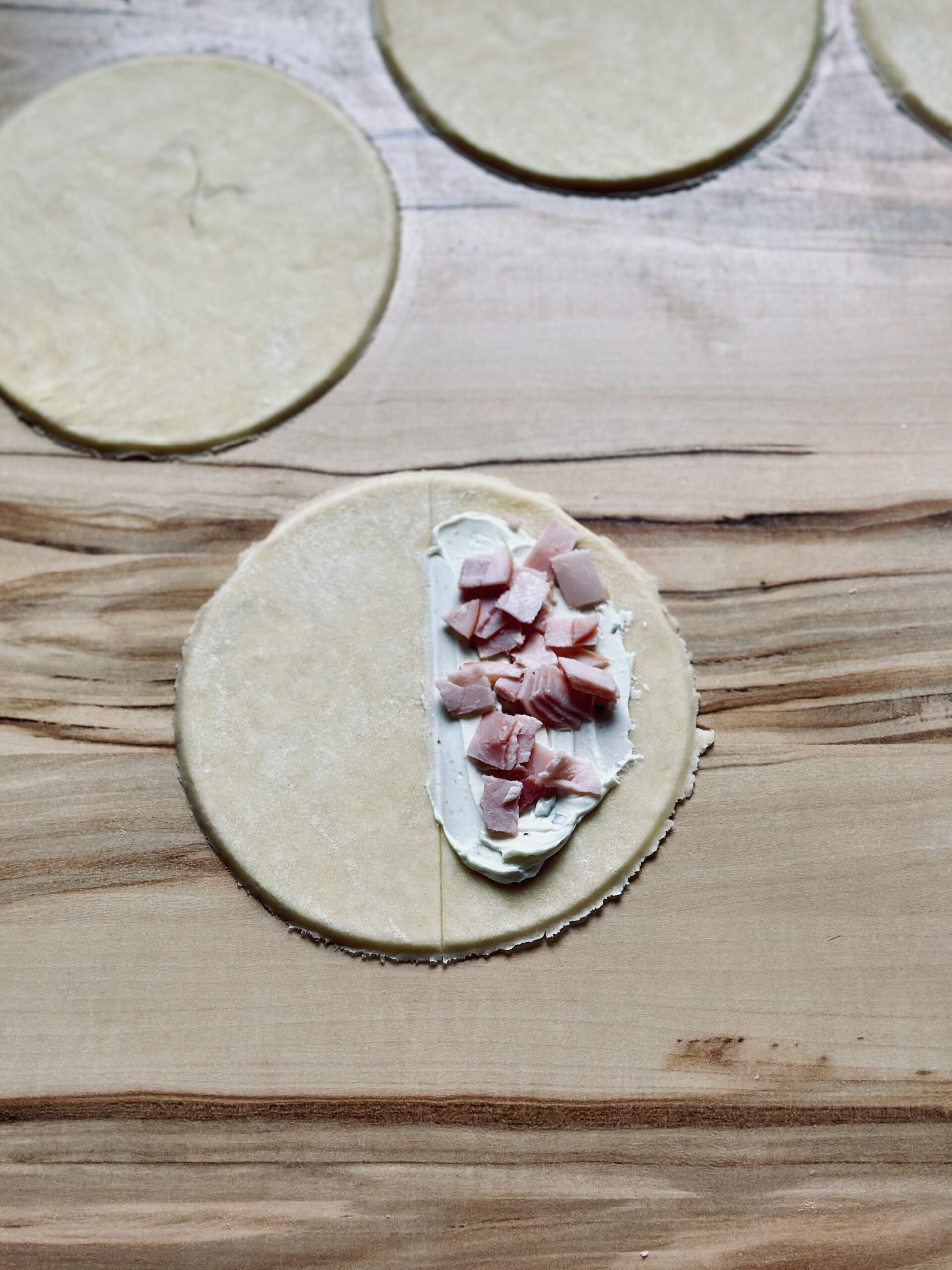 Schinken über den Frischkäse geben