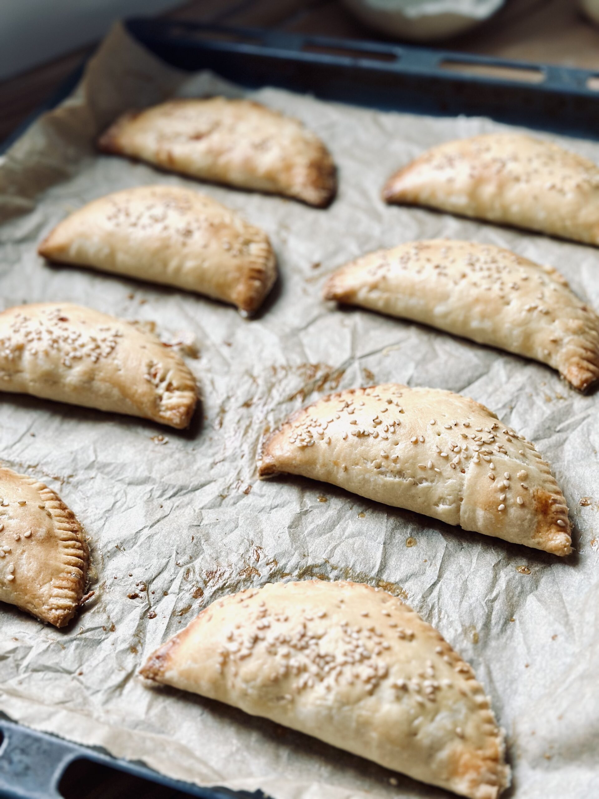 Fertig gebackene Sauerteig-Schinkentaschen