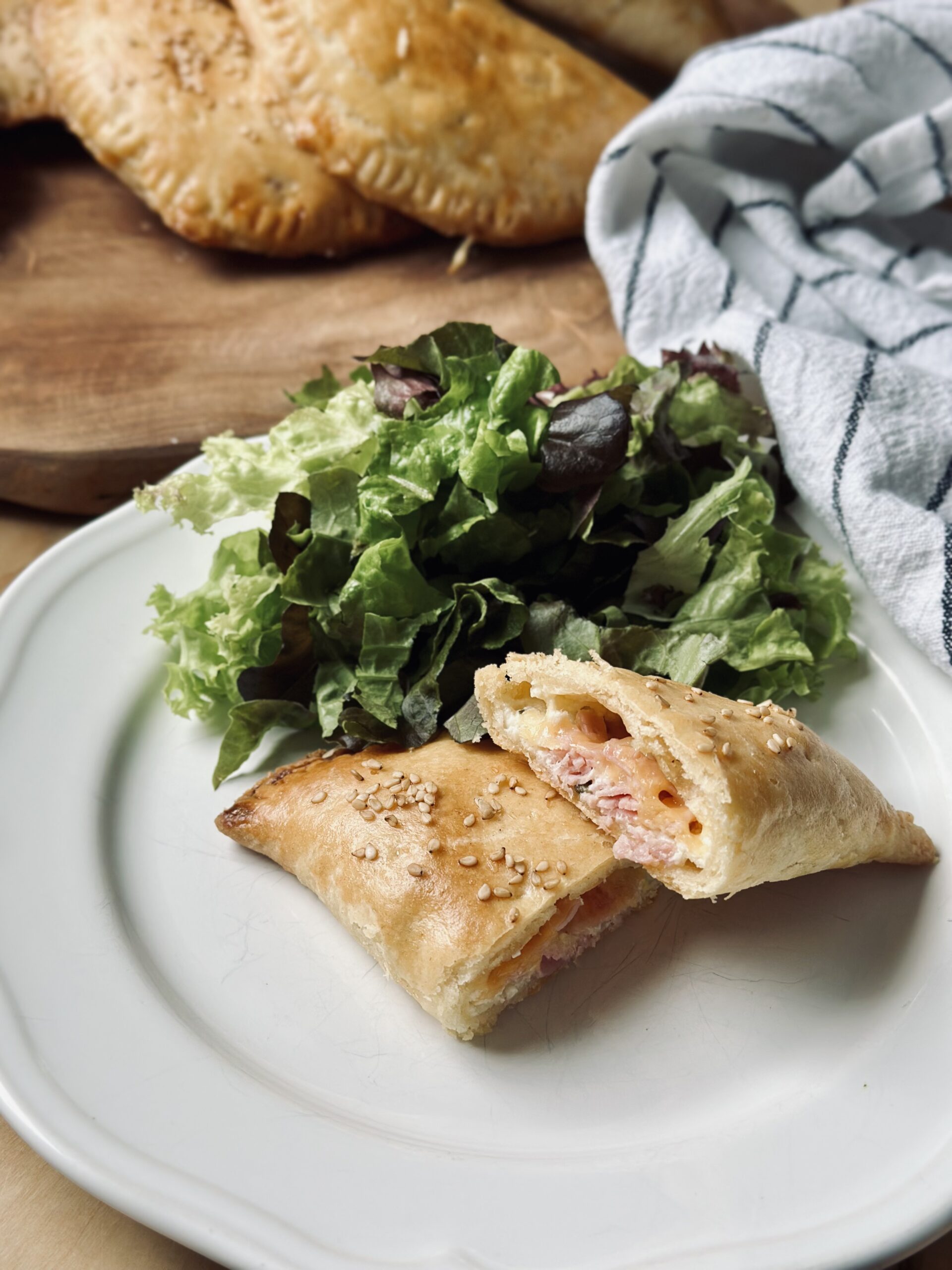 Sauerteig Schinkentaschen mit Salat