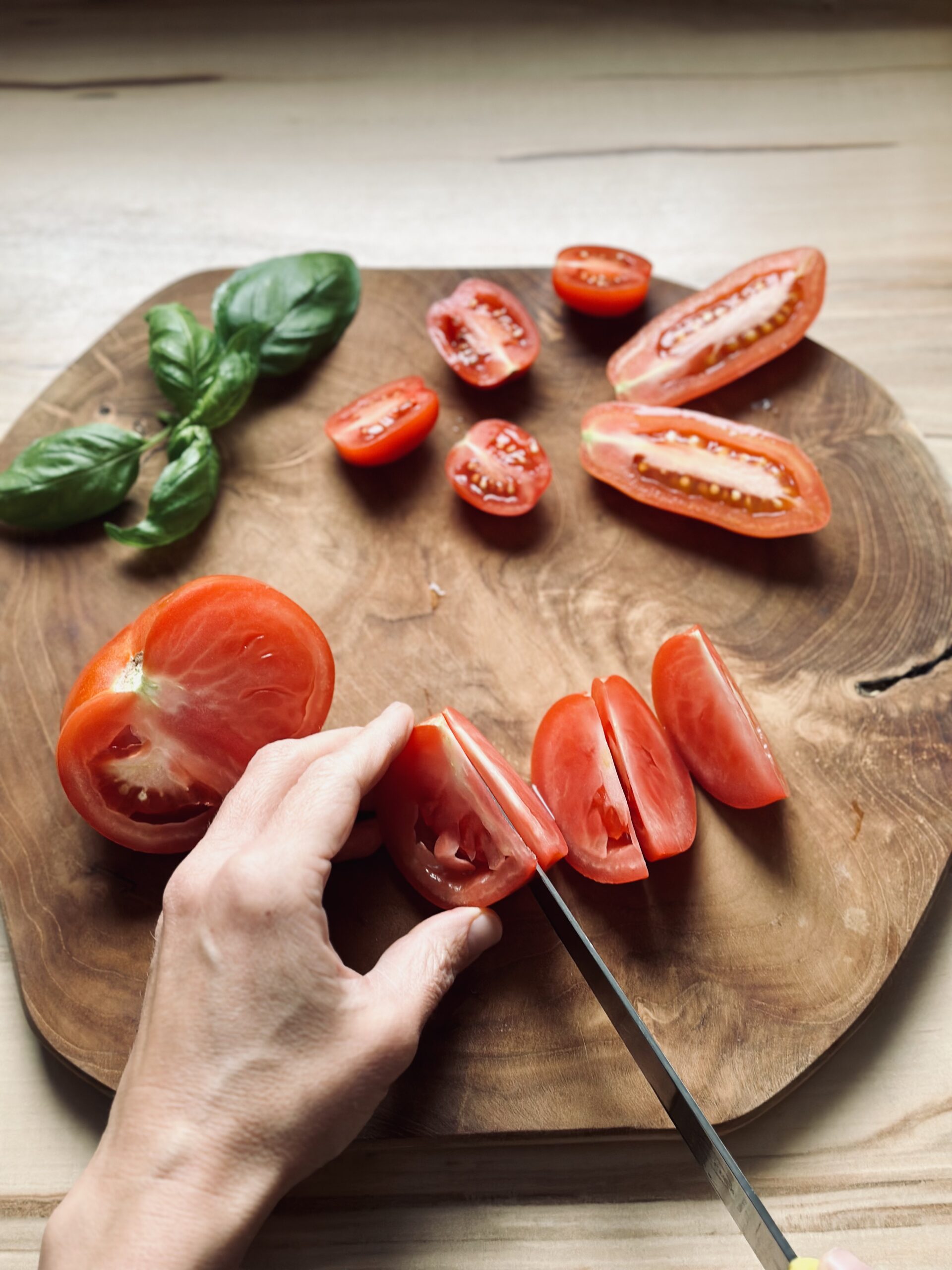 Tomaten in Stücke schneiden
