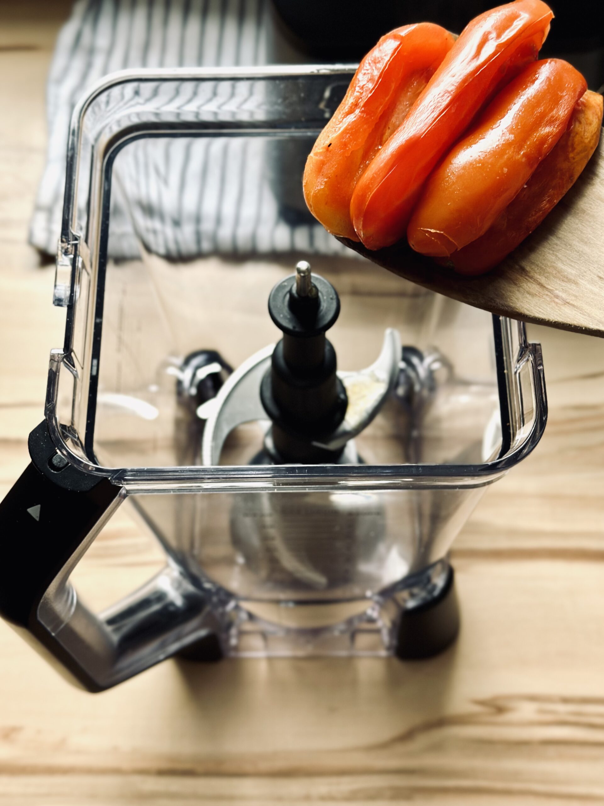 Gemüse in einen Mixer geben 