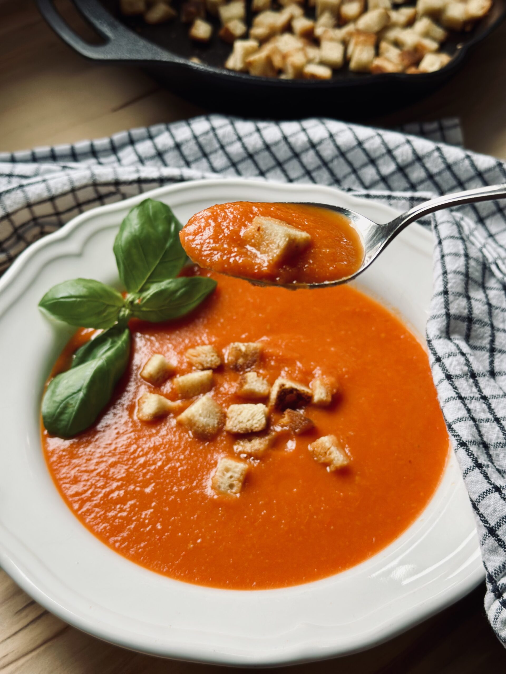 Geröstete Paprika Tomatensuppe mit Sauerteig Croutons