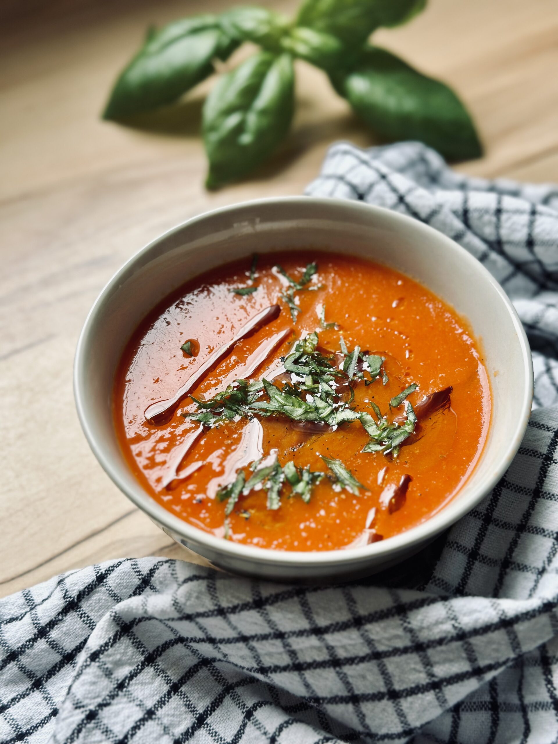 Geröstete Paprika Tomatensuppe mit Olivenöl, Basilikum und Pfeffer