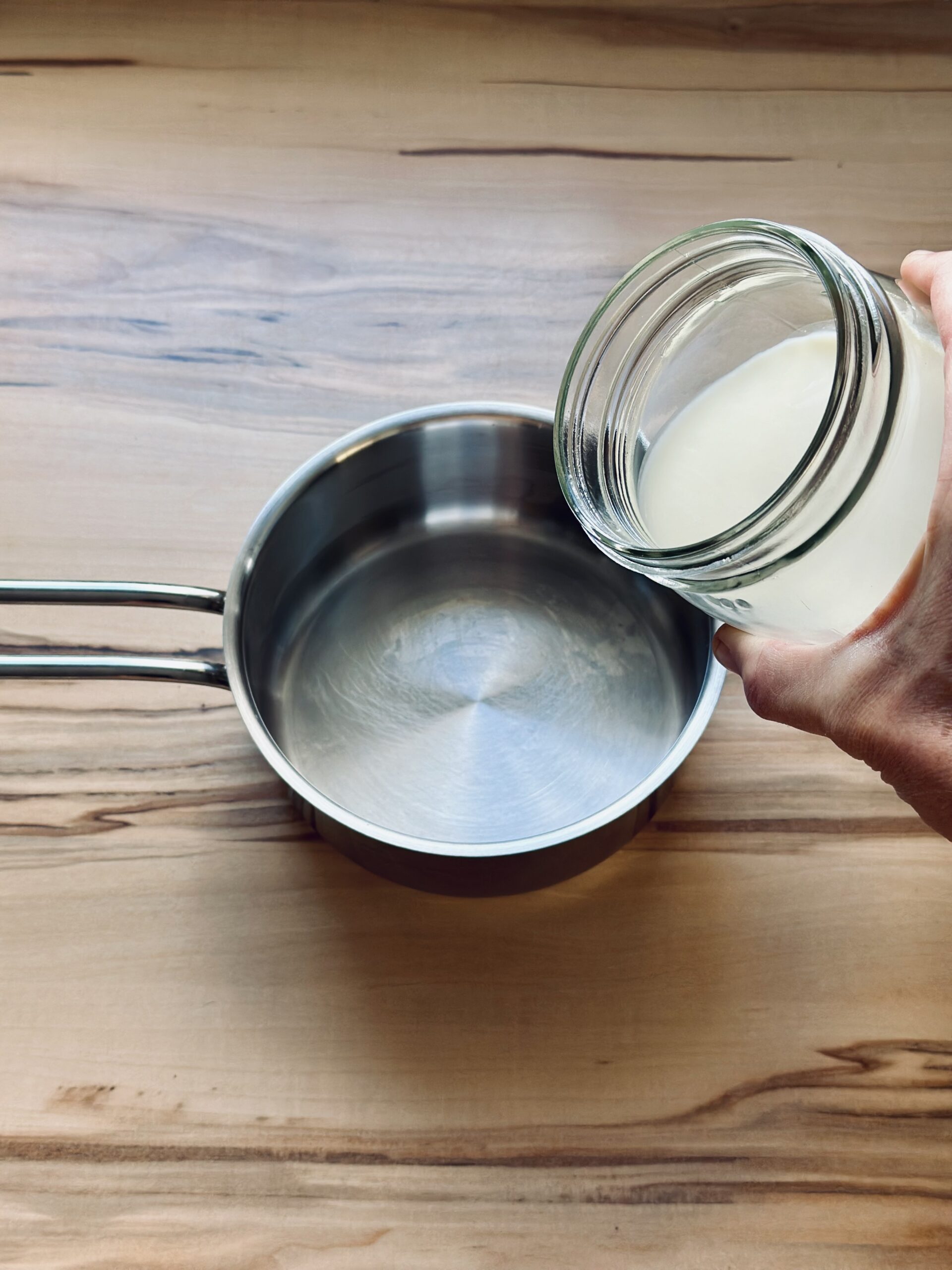 Milch in einem Topf erwärmen