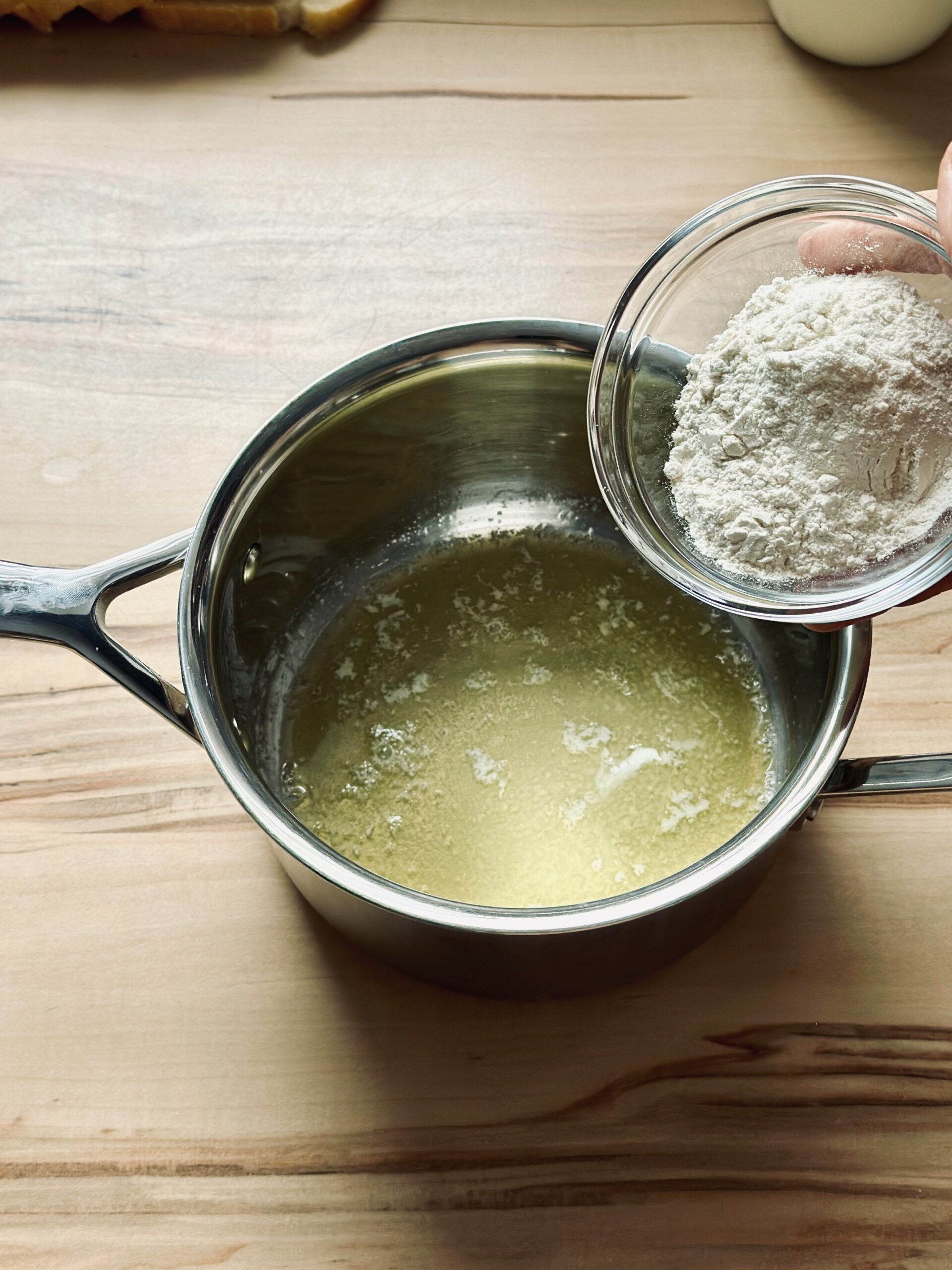 Mehl in die geschmolzene Butter geben