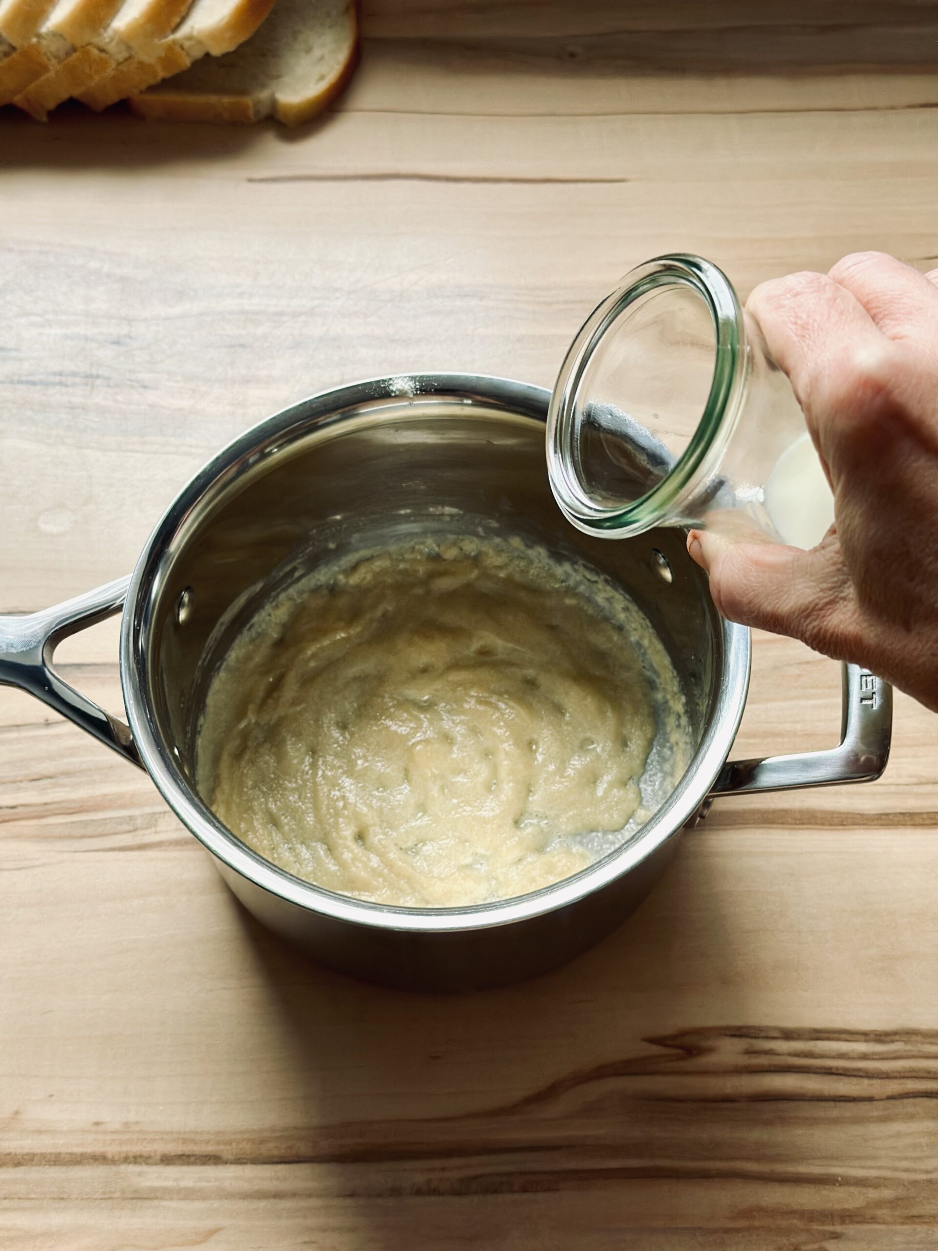 Milch langsam hinzufügen und gut verrühren um Klümpchen zu vermeiden