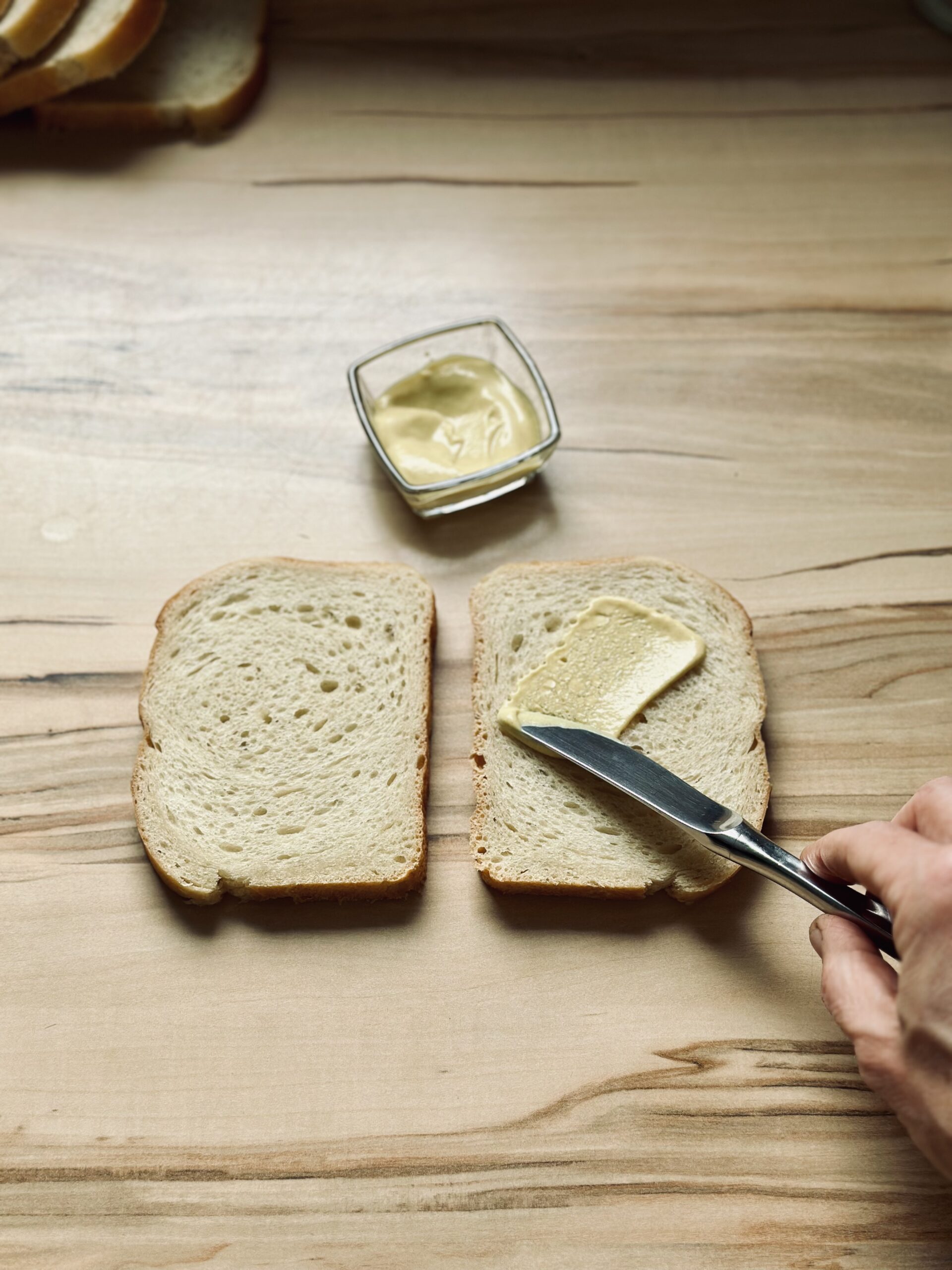 Brotscheiben mit Dijon Senf bestreichen