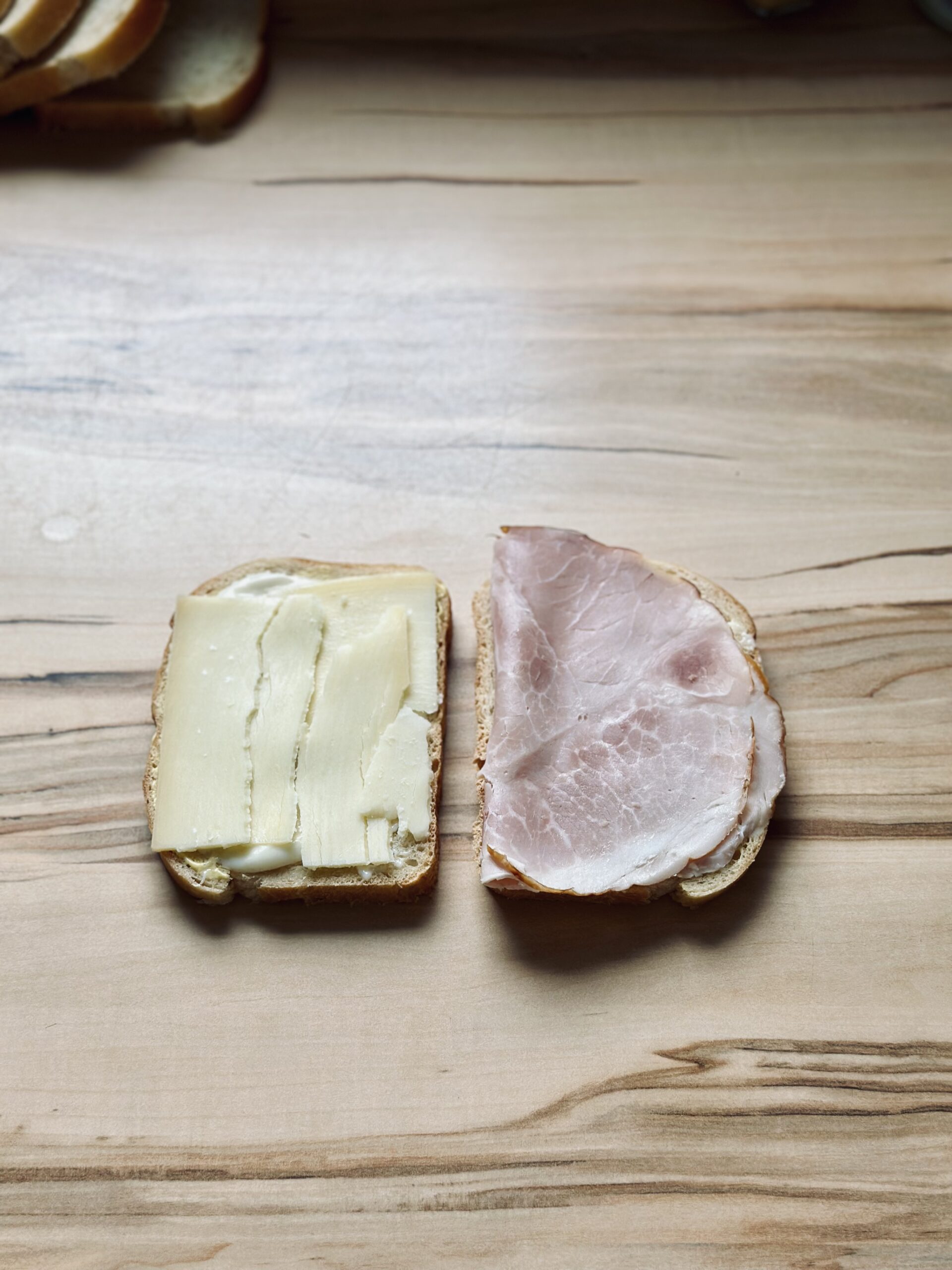 Käse auf dem Brot verteilen