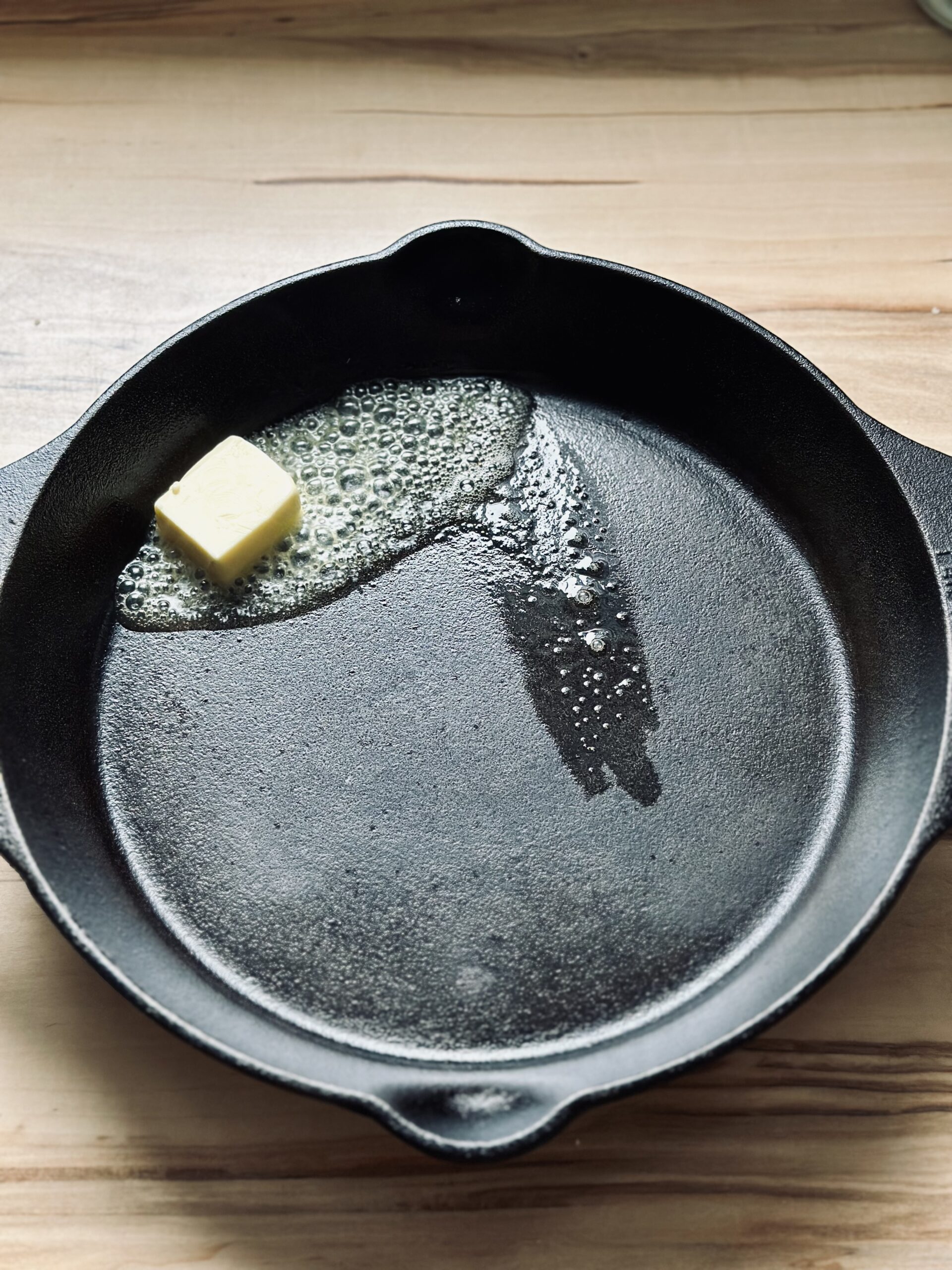 Butter in einer Pfanne schmelzen lassen