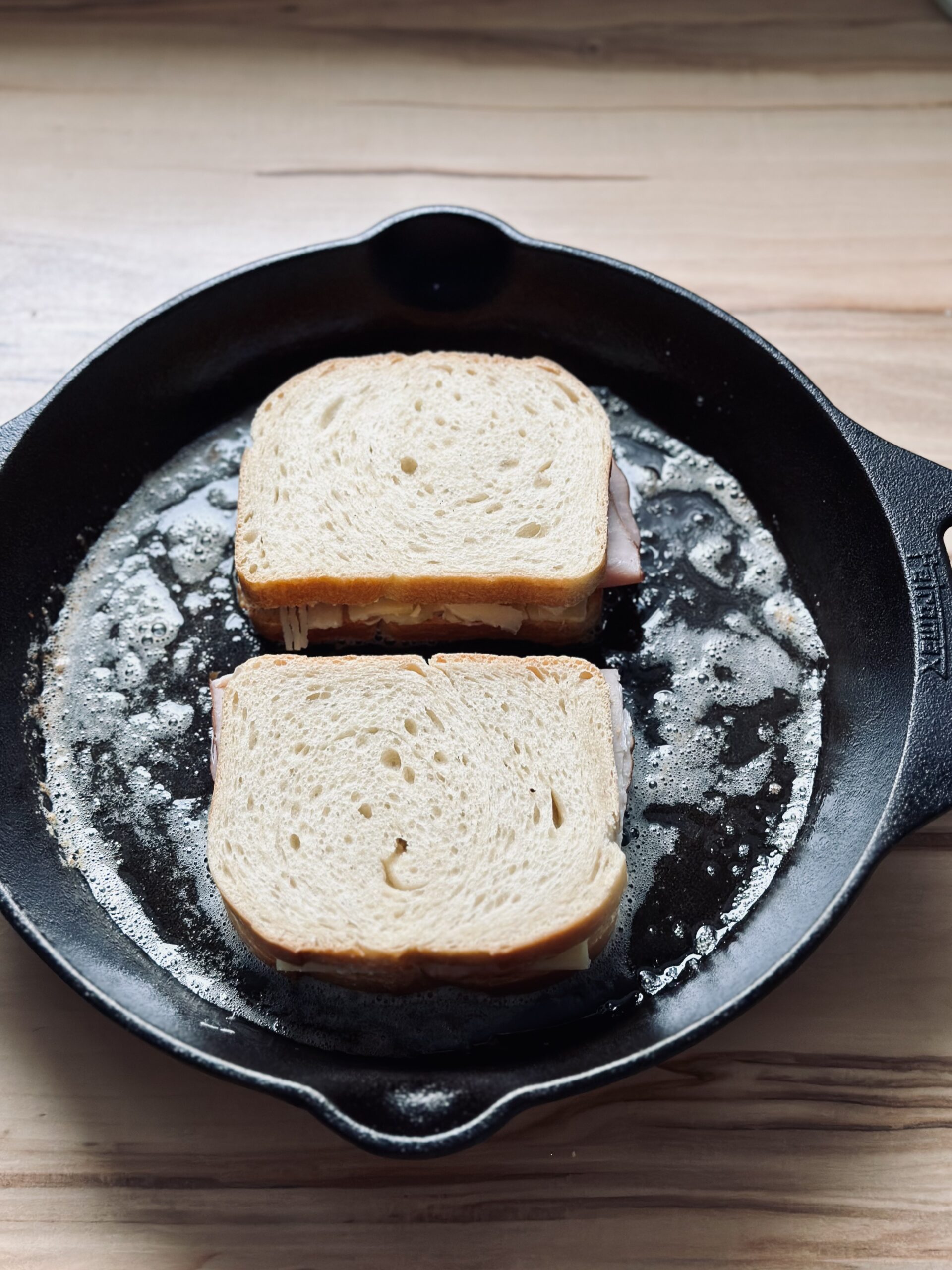 Croques in der Pfanne anbraten
