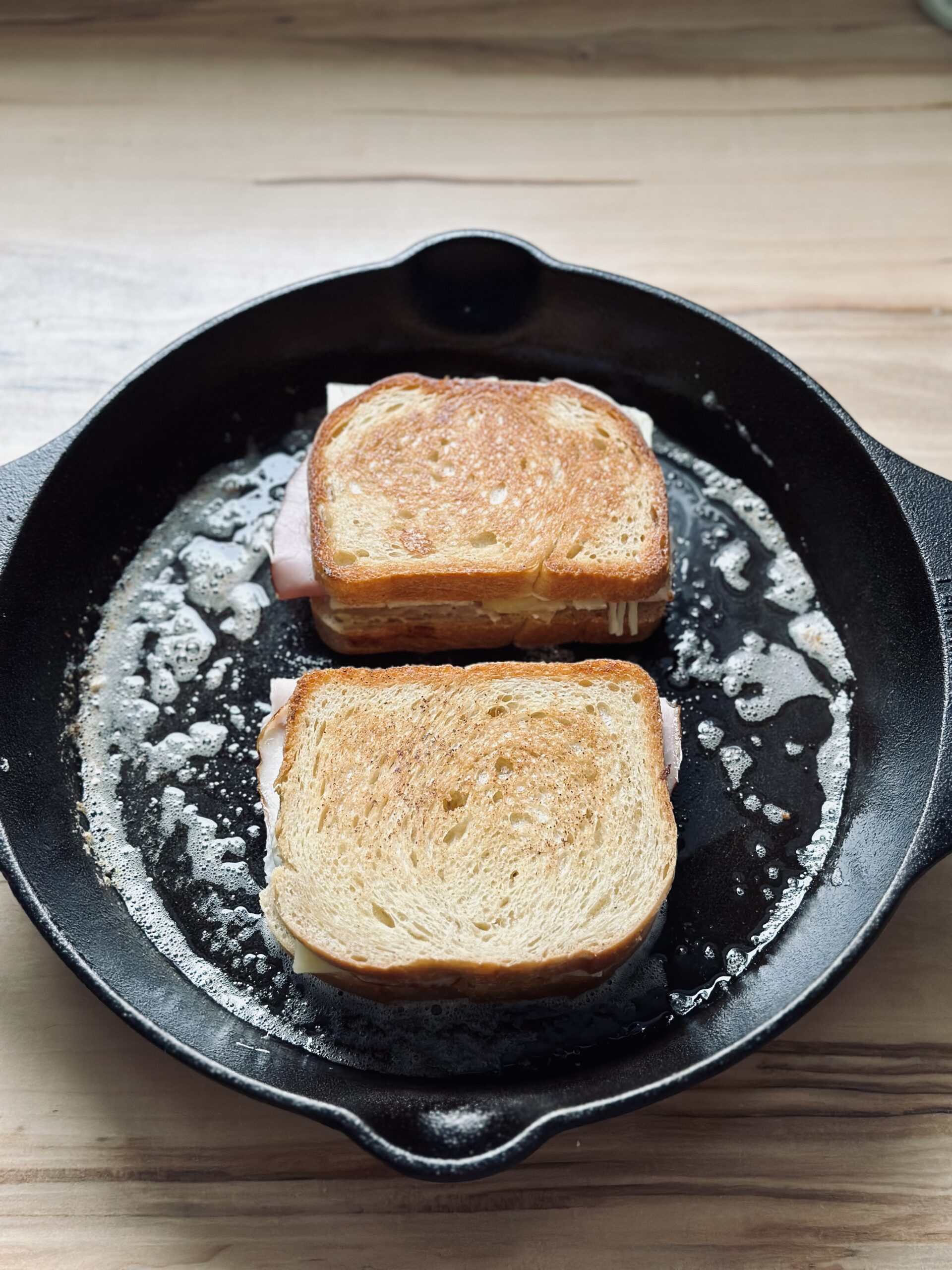 Fertig angebratene Croque Monsieur 
