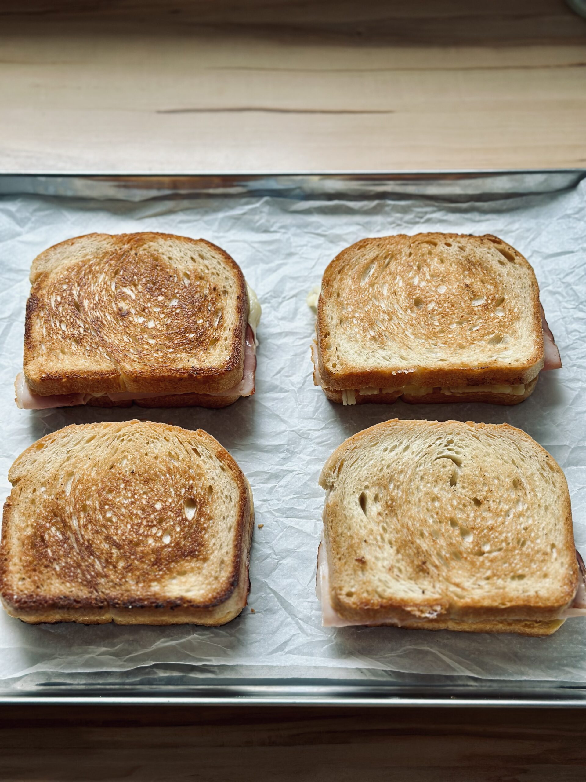 Croques auf ein Backblech legen