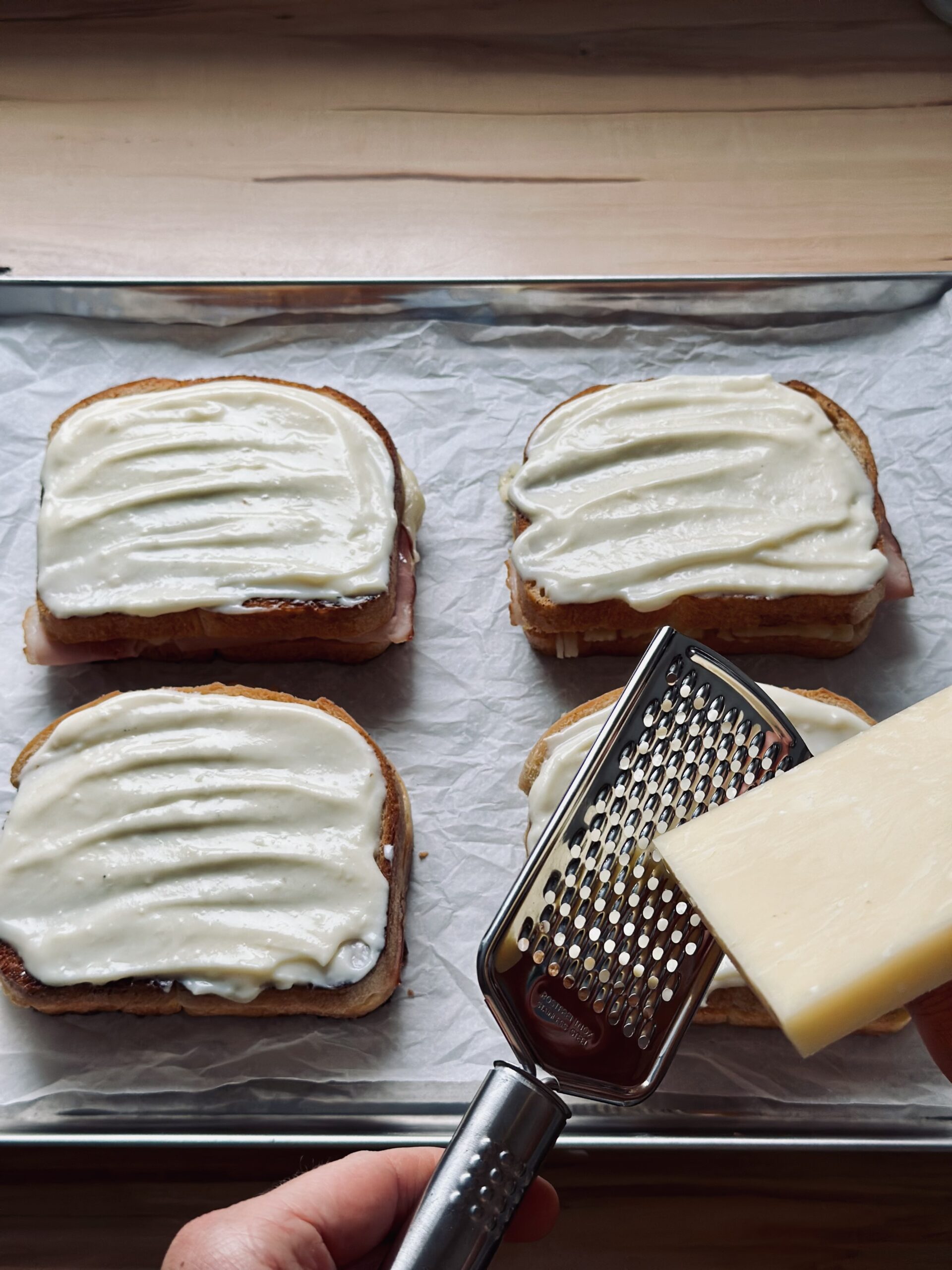 Käse auf den Croques verteilen 