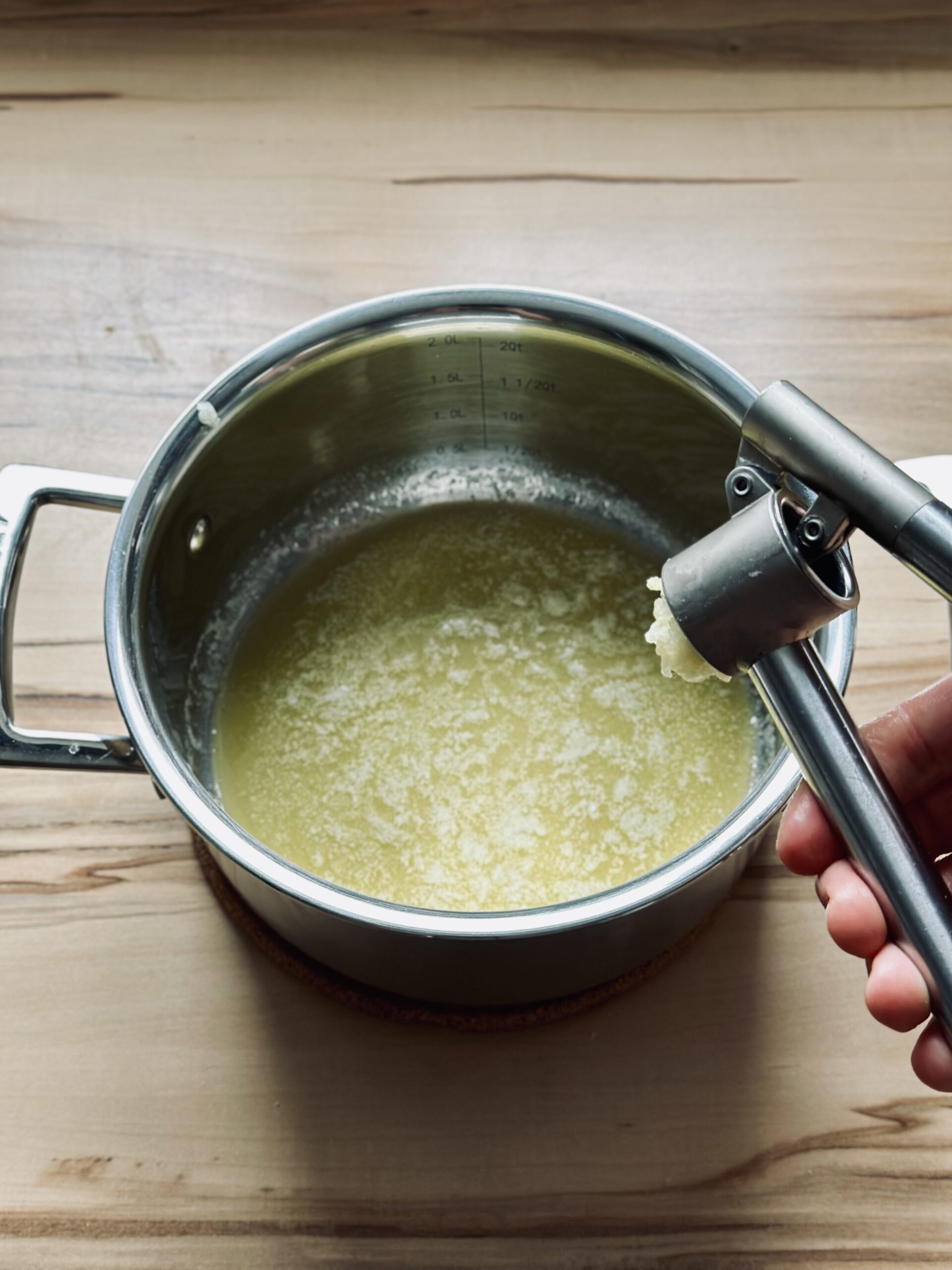 Knoblauch in die Butter geben und kurz andünsten