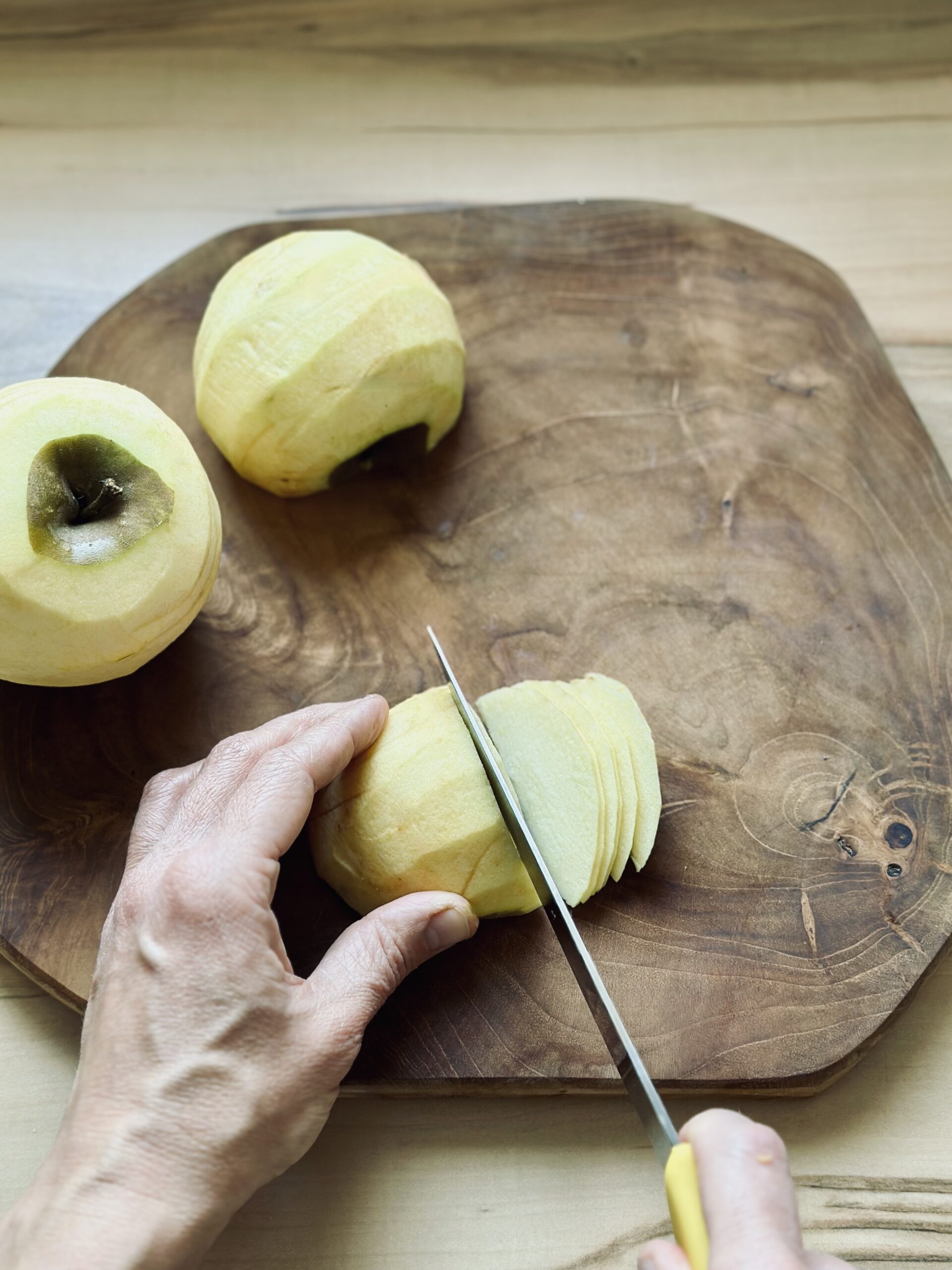 Äpfel in dünne Scheiben schneiden