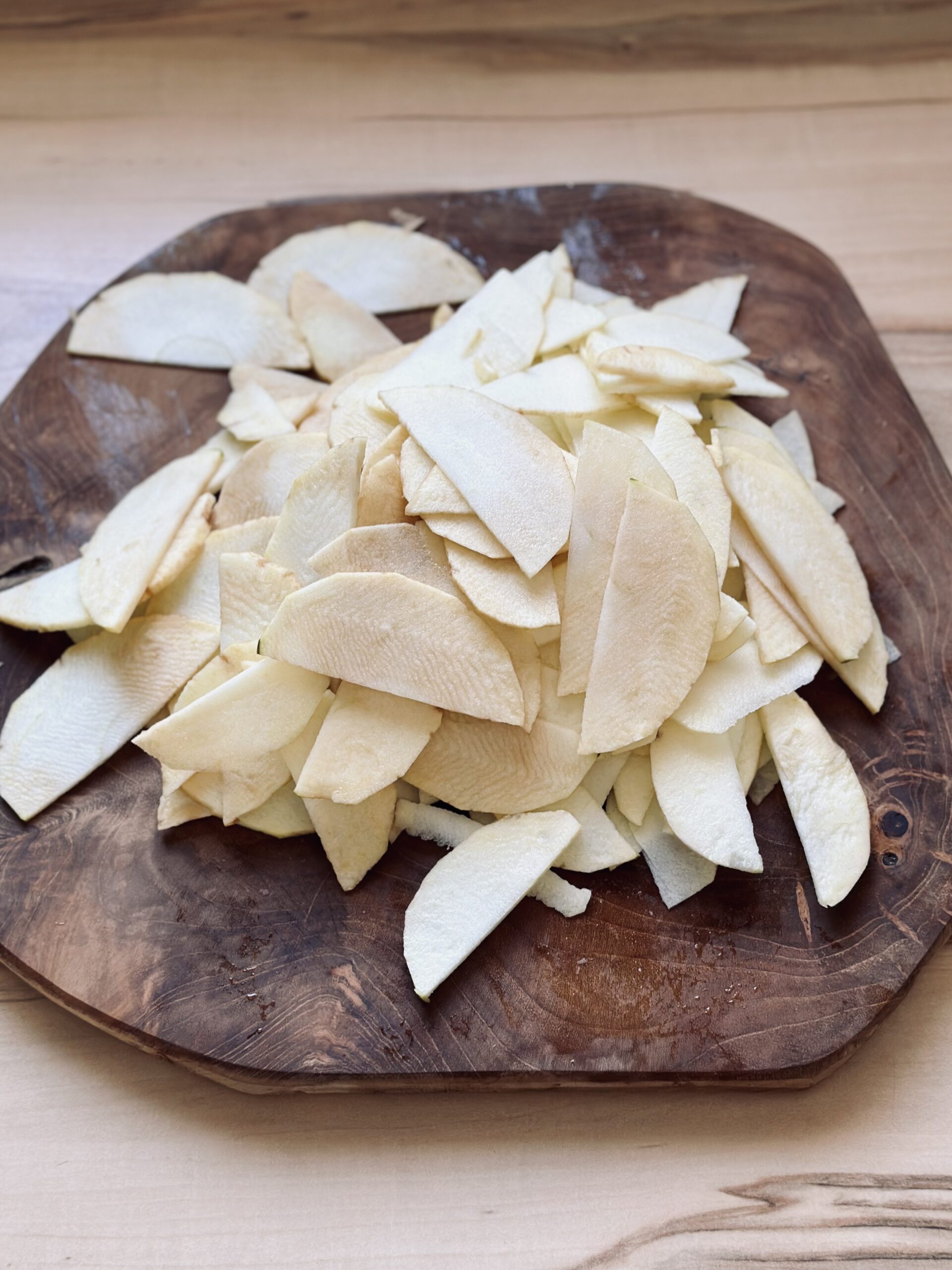 Äpfel in dünnen Streifen