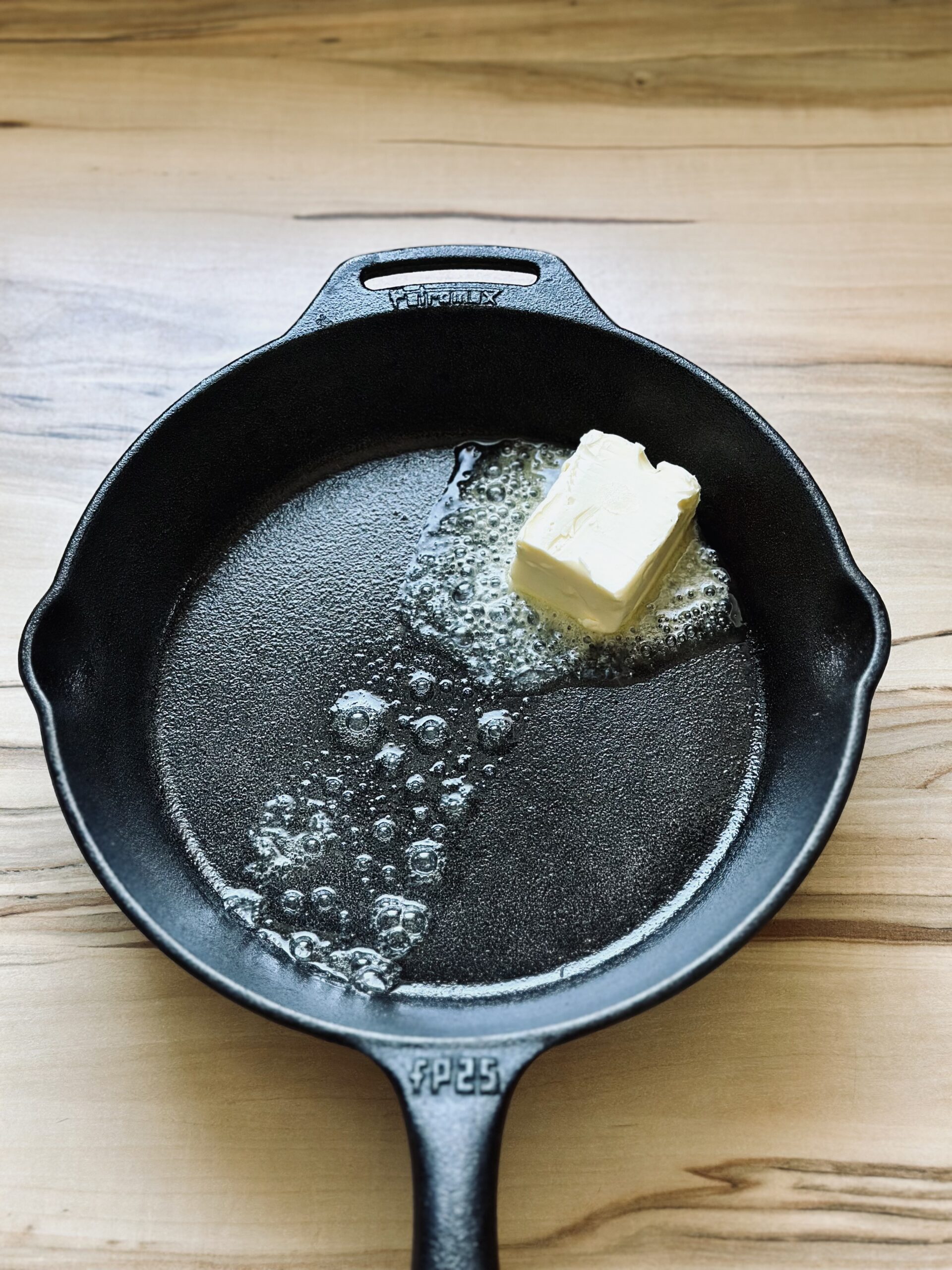 Butter in einer Pfanne schmelzen