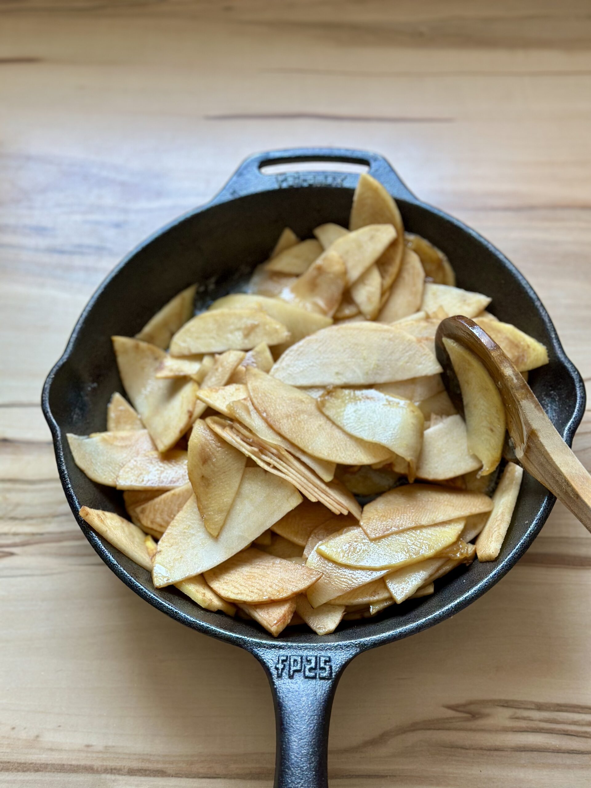 Äpfel mit der Butter mischen