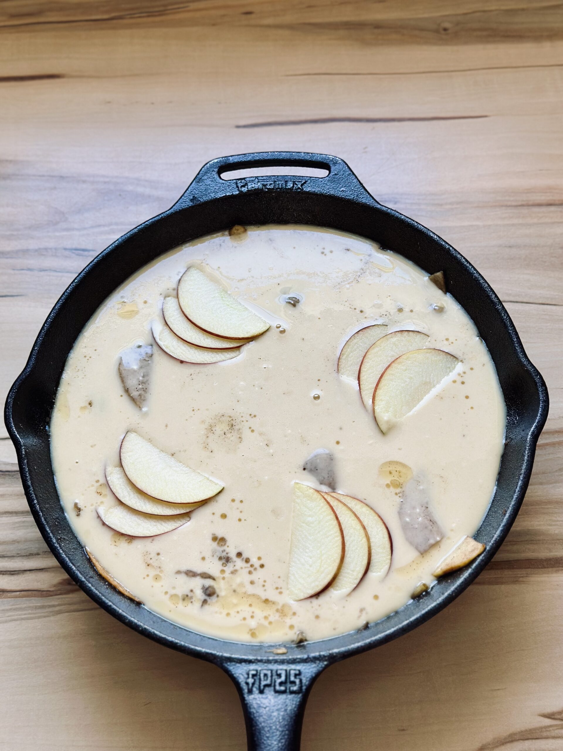 Optional zusätzliche Äpfel mit Schale auf den Ofenpfannkuchen legen