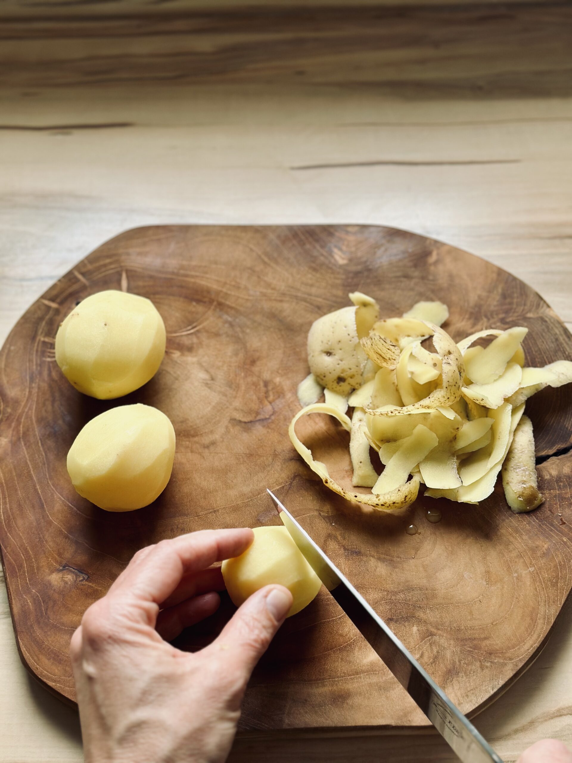Kartoffeln schälen und in kleine Stücke schneiden