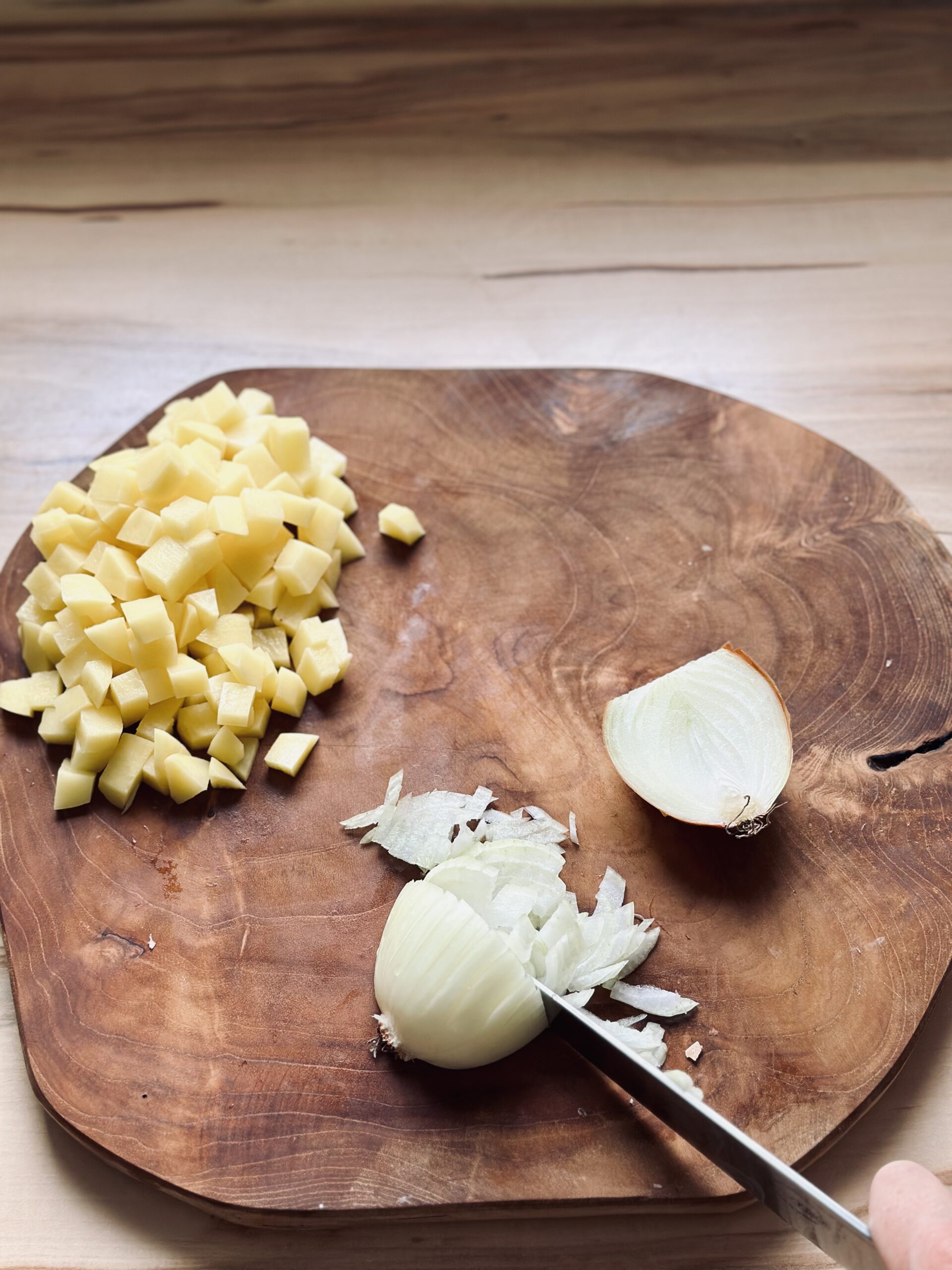Zwiebeln schälen und in kleine Stücke schneiden