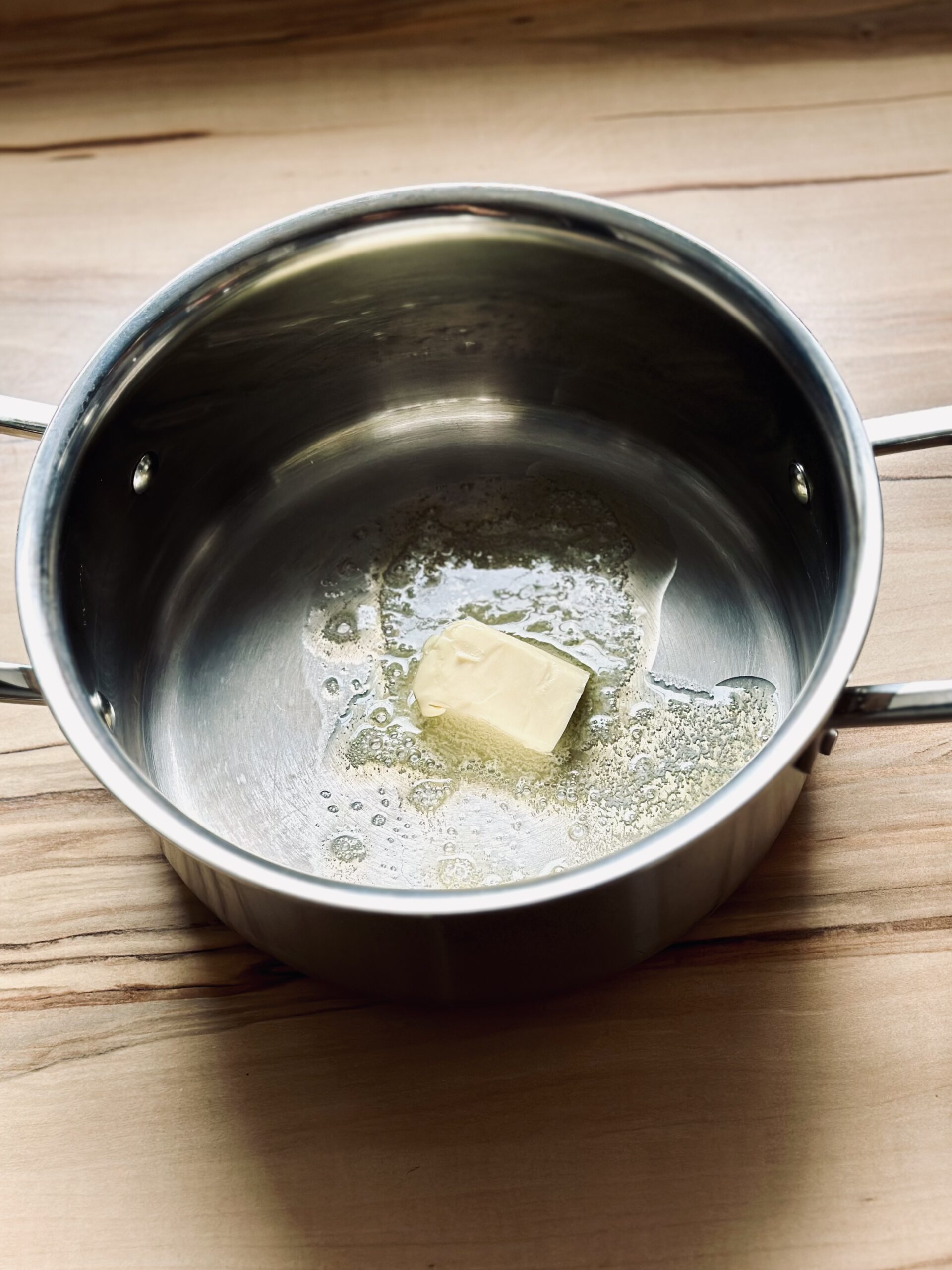 Butter in einem Topf erhitzen