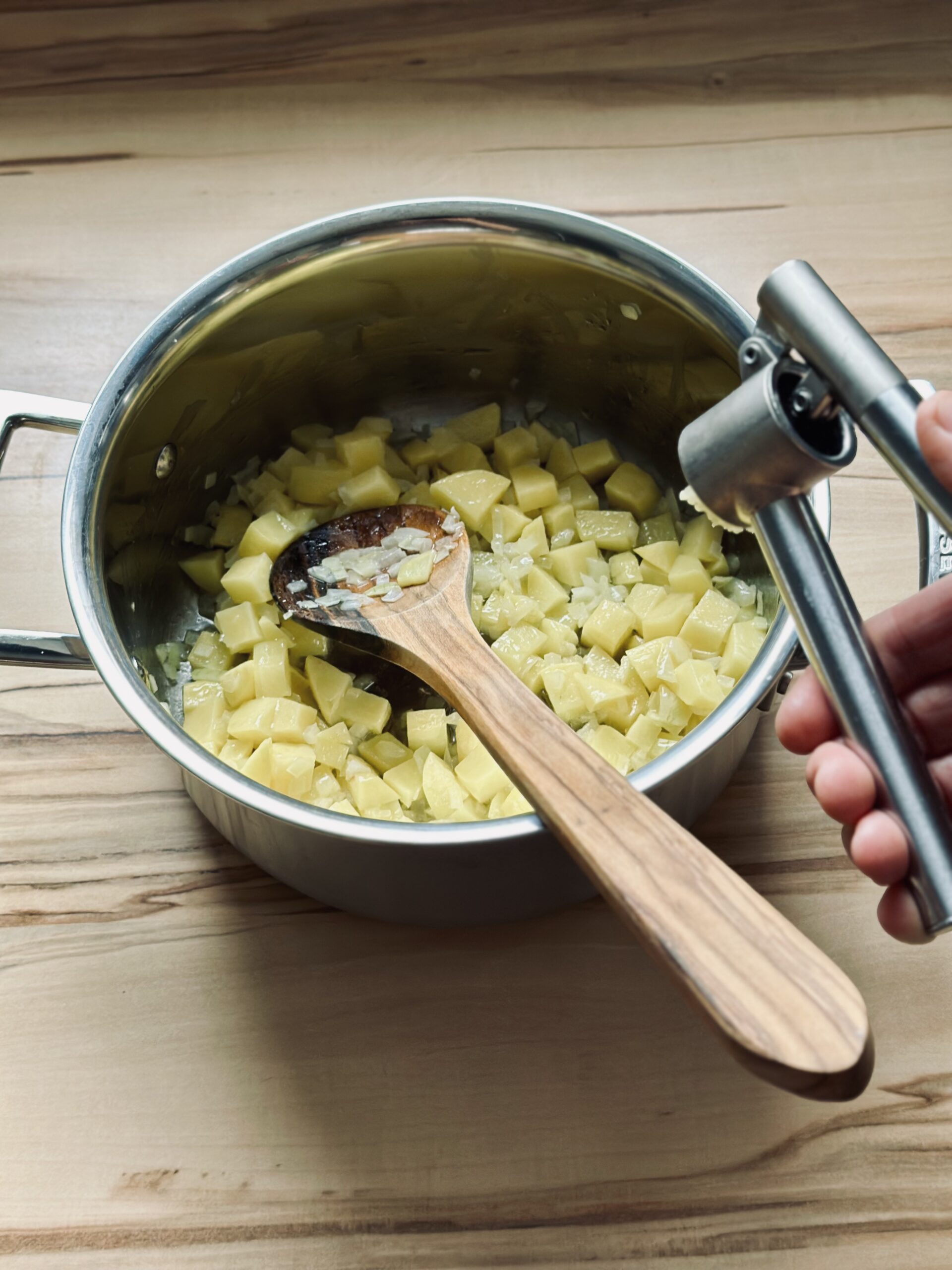 Knoblauch hinzugeben und nochmals eine Minute andünsten