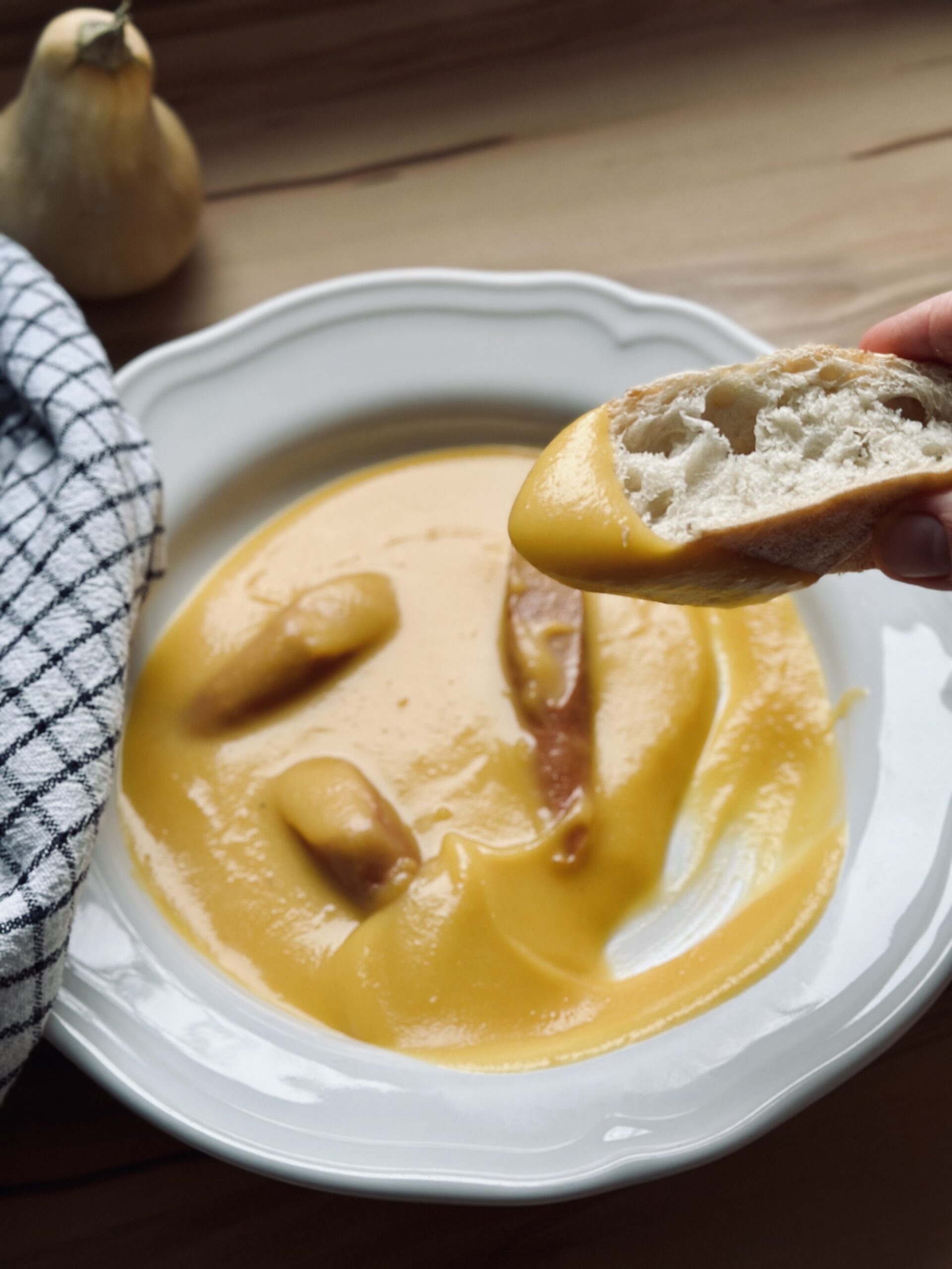 Kürbissuppe mit Saitenwürstchen