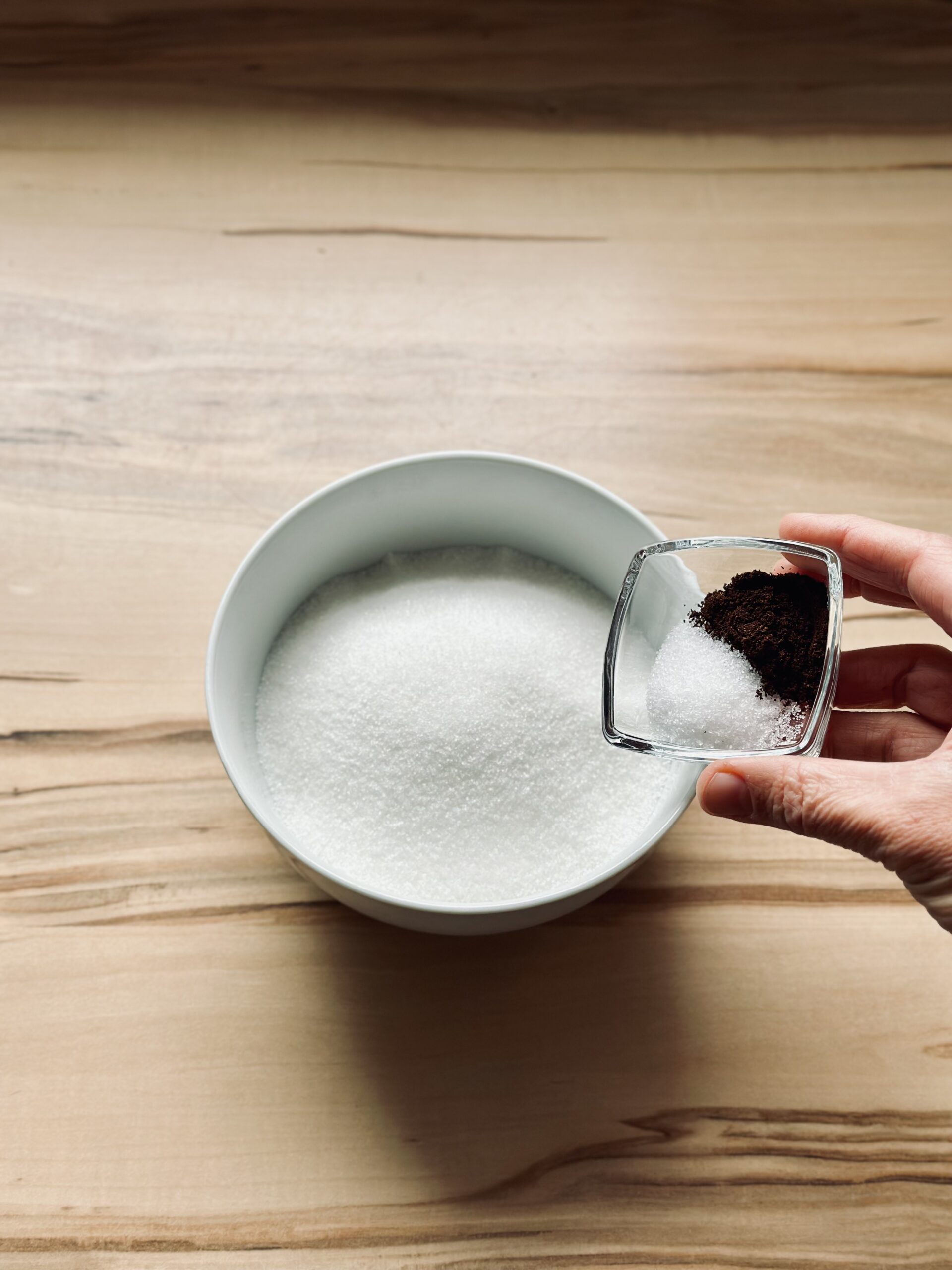 Zucker, Salz und gemahlen Kaffee vermischen