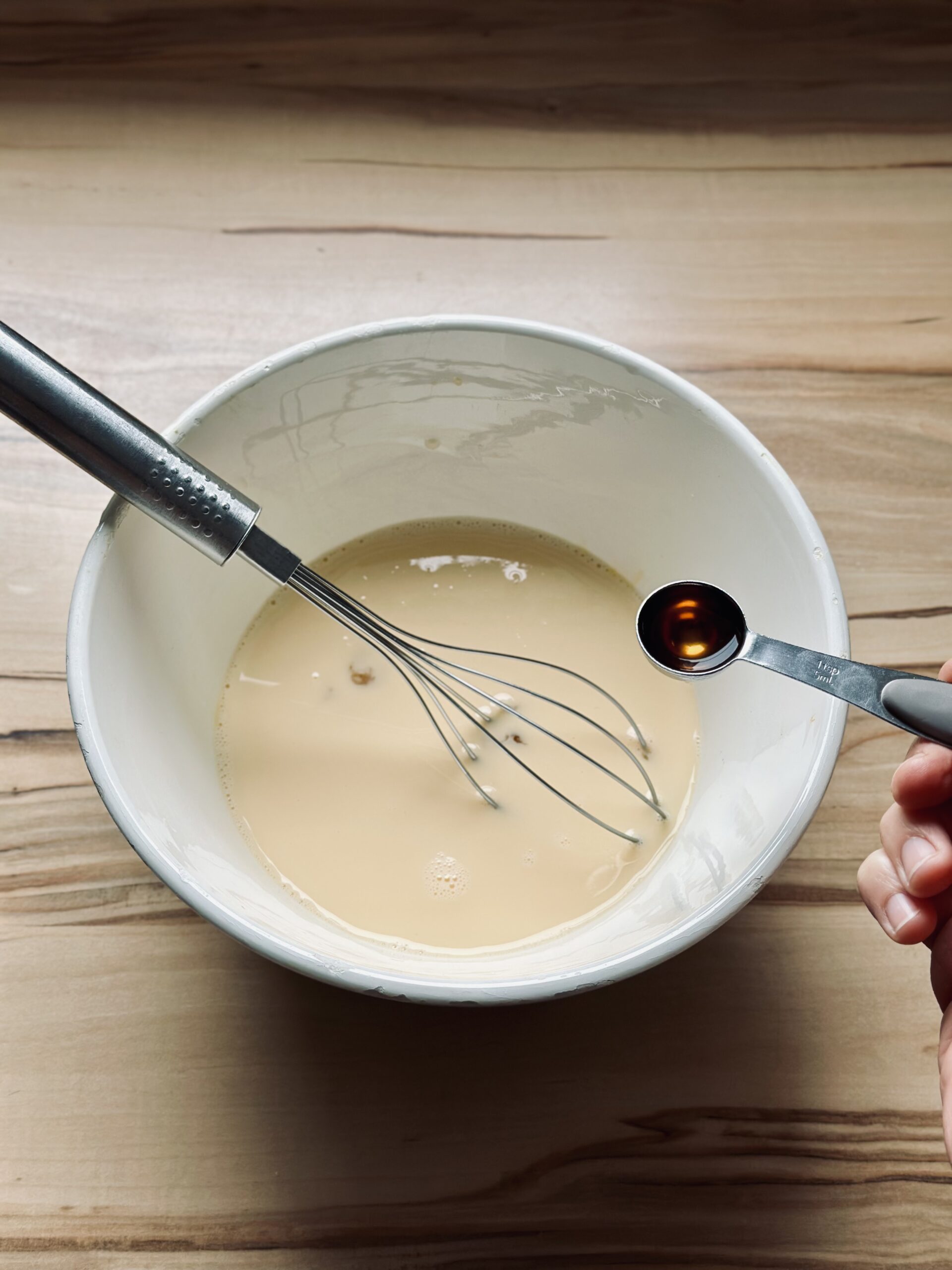 Vanilleextrakt zu den anderen Zutaten hinzufügen