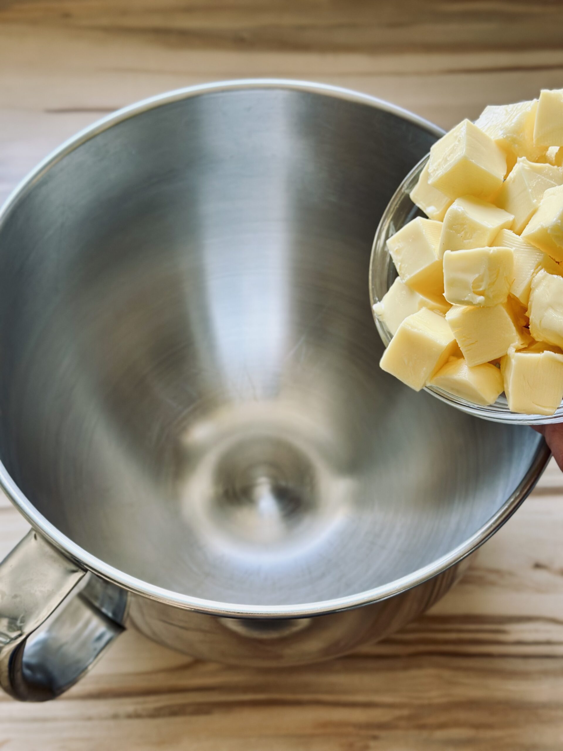 Butter in eine Rührschüssel geben und gut verrühren