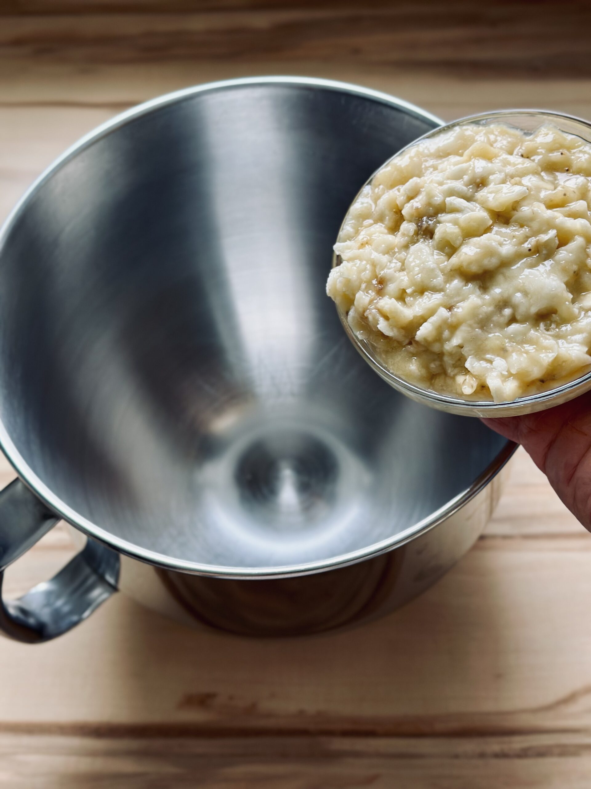 Bananen in eine Rührschüssel geben