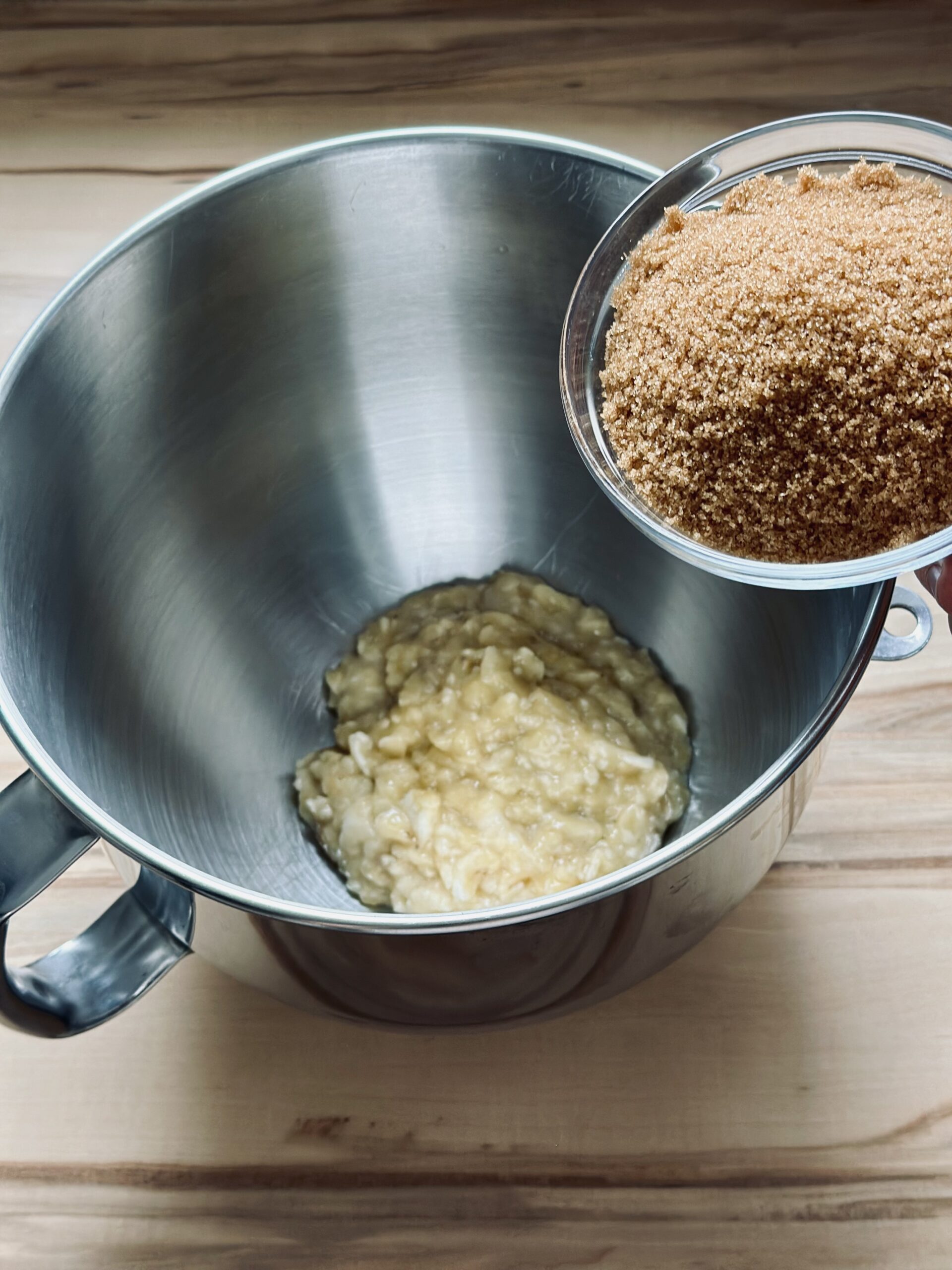 Braunen Zucker zu den Bananen geben