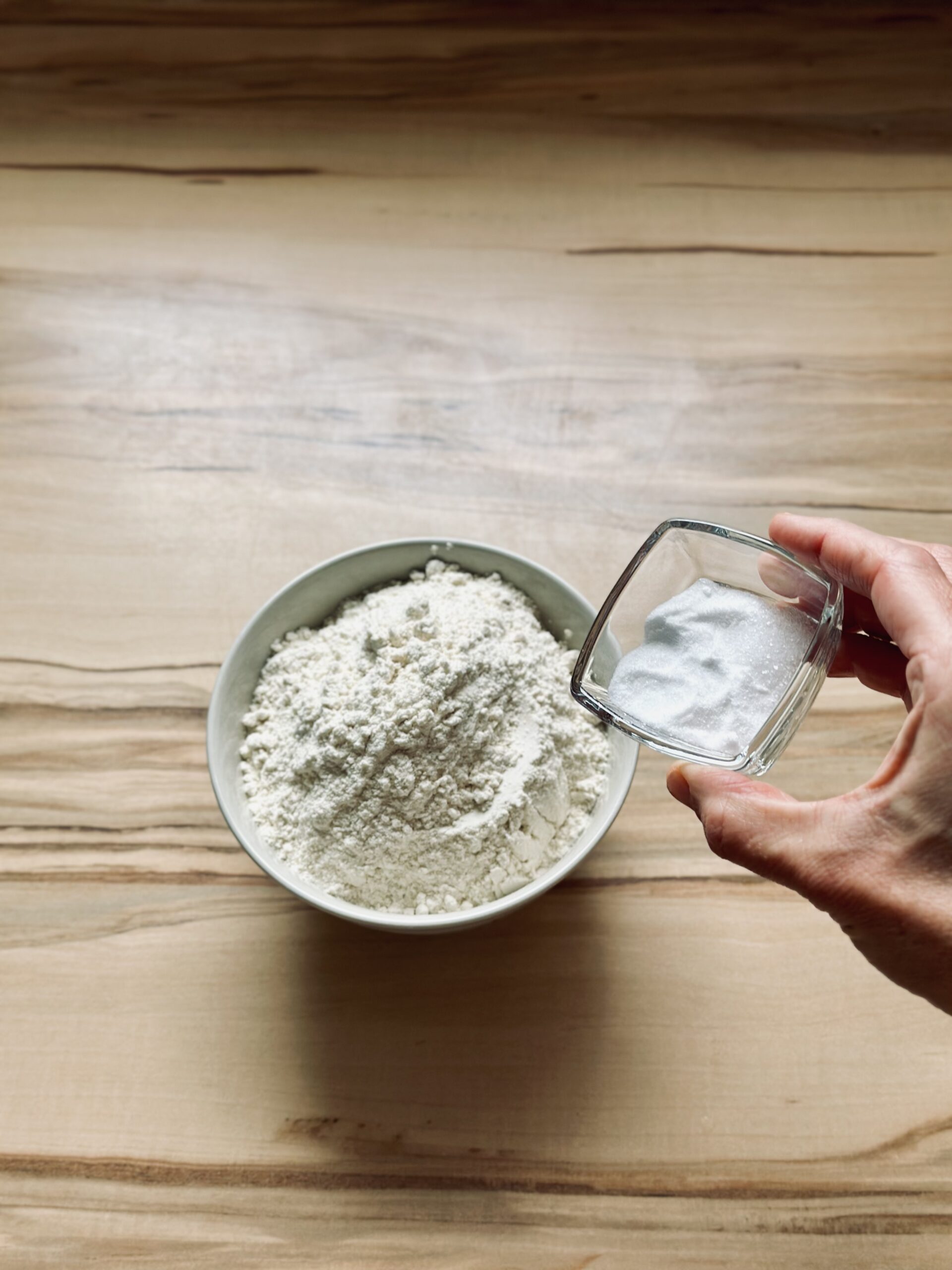 Mehl, Natron und Salz verrühren