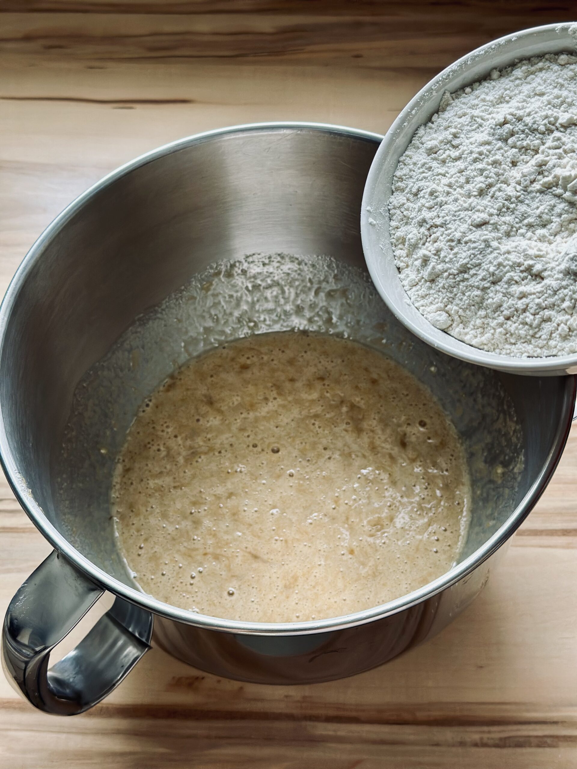 Hälfte des Mehls in die Teigmasse geben und einrühren