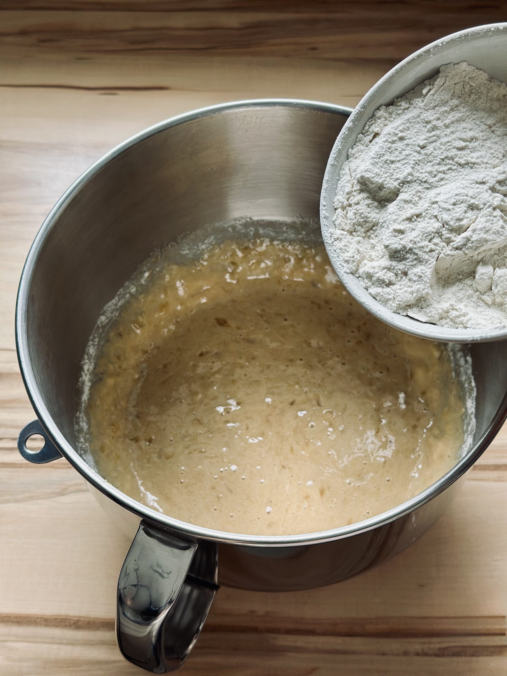 Restliches Mehl hinzufügen und verrühren