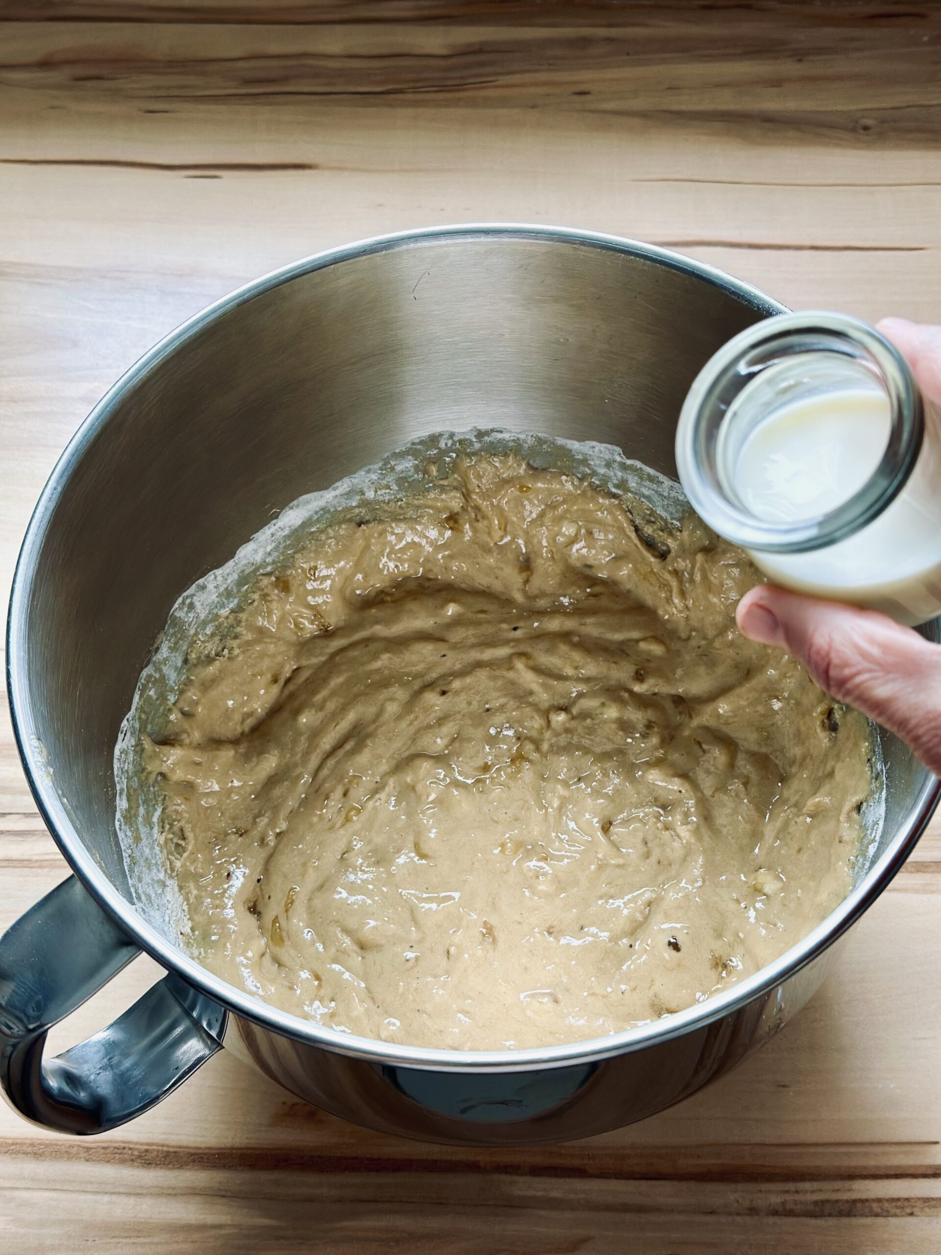 Milch in den Teig geben