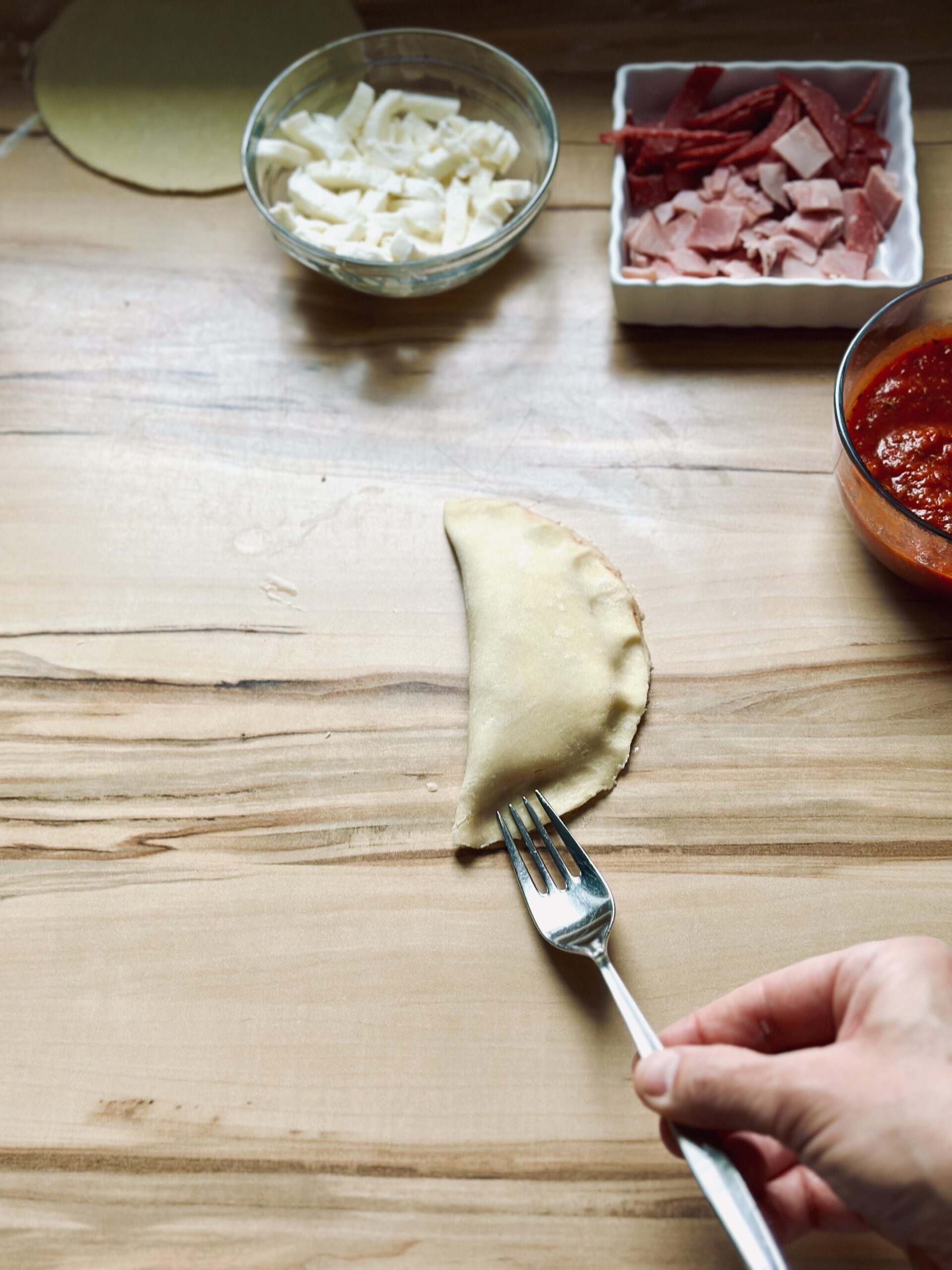 Mit einer Gabel Teig festdrücken