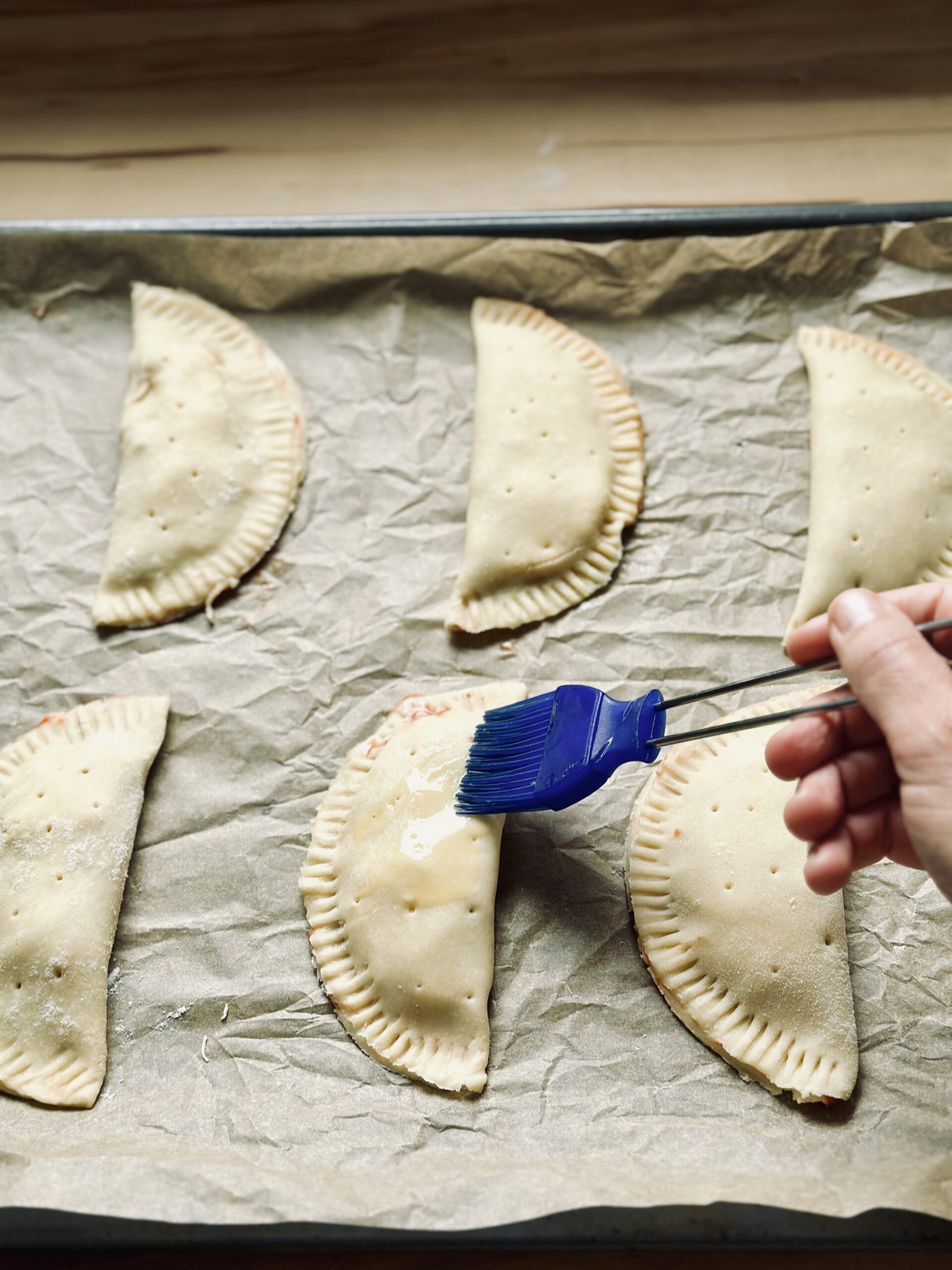 Teigtaschen mit Ei bestreichen