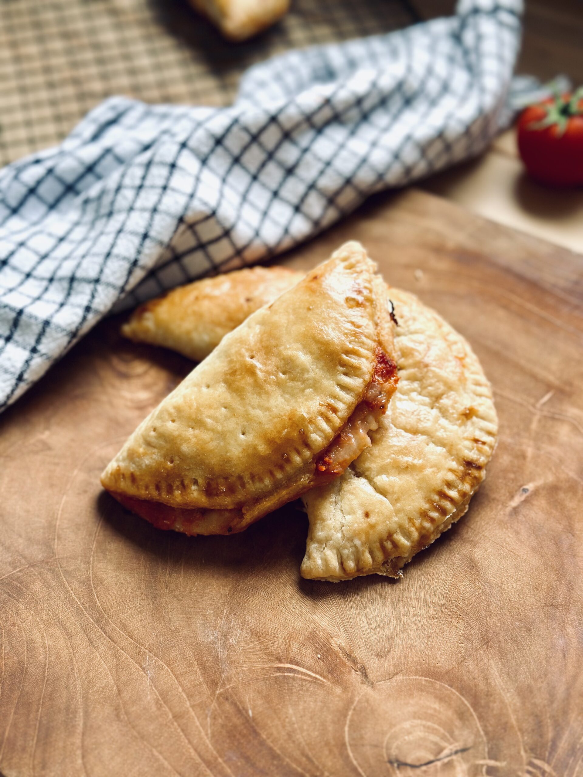 Einfach leckere Sauerteig Pizzataschen