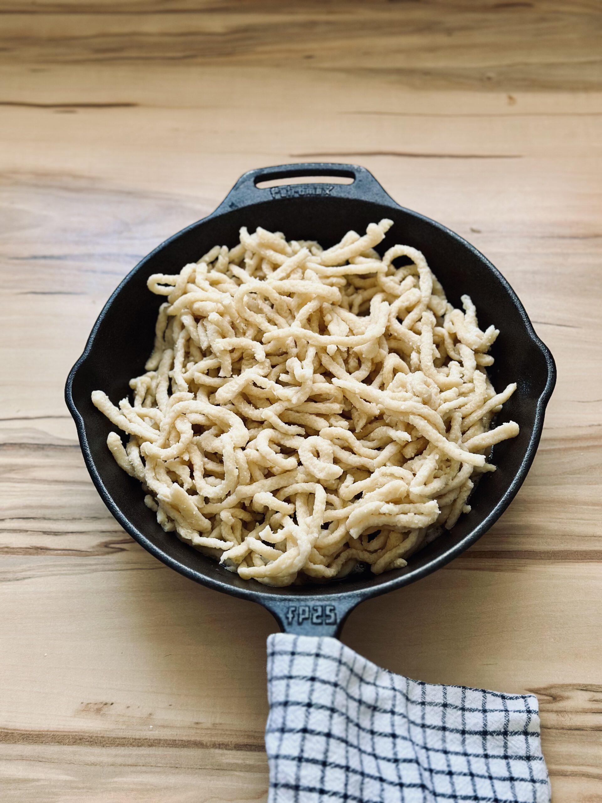 Spätzle hinzufügen und anbraten