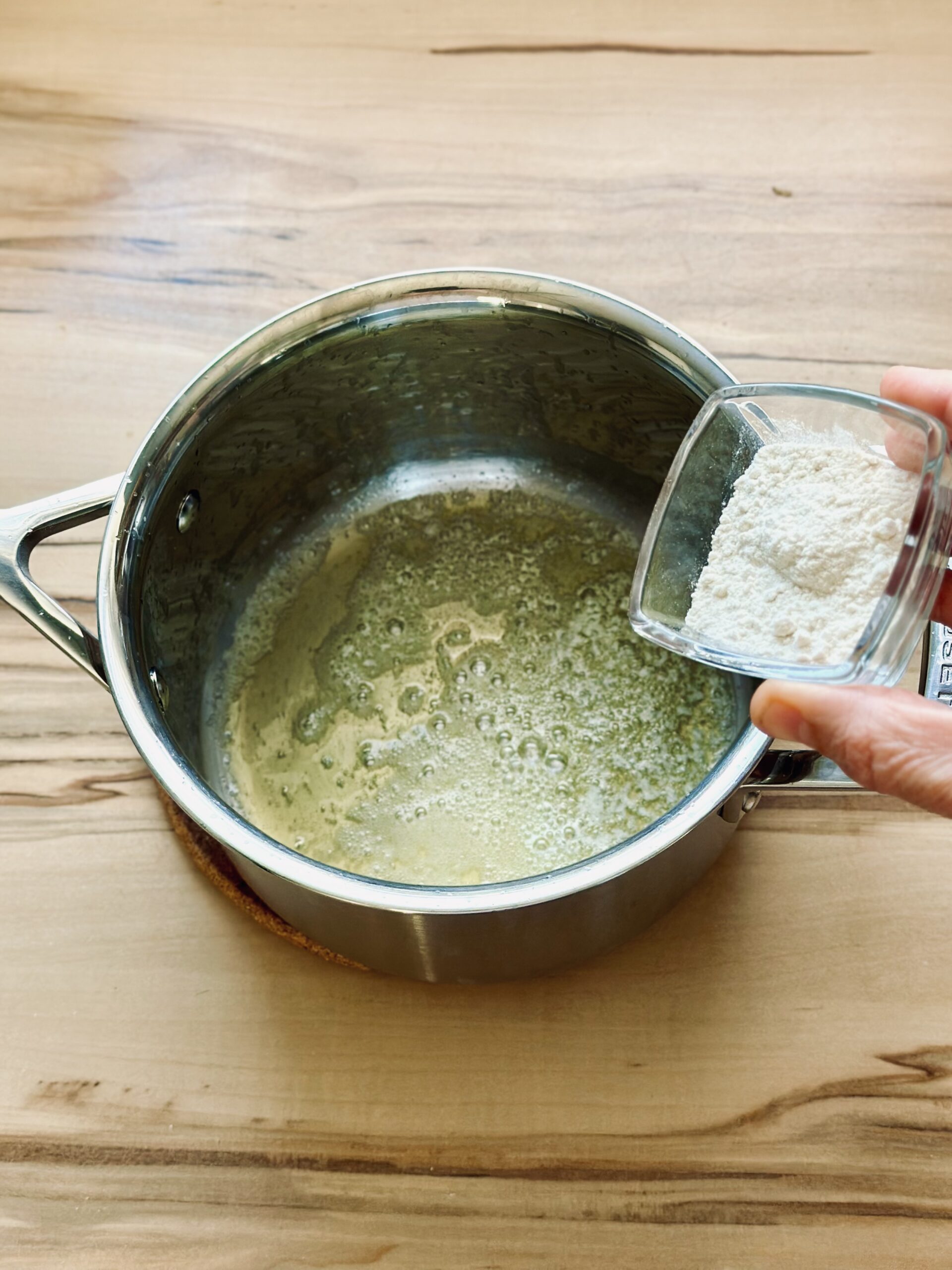 Mehl einrühren und anbraten bis das Mehl in der Butter Blasen wirft