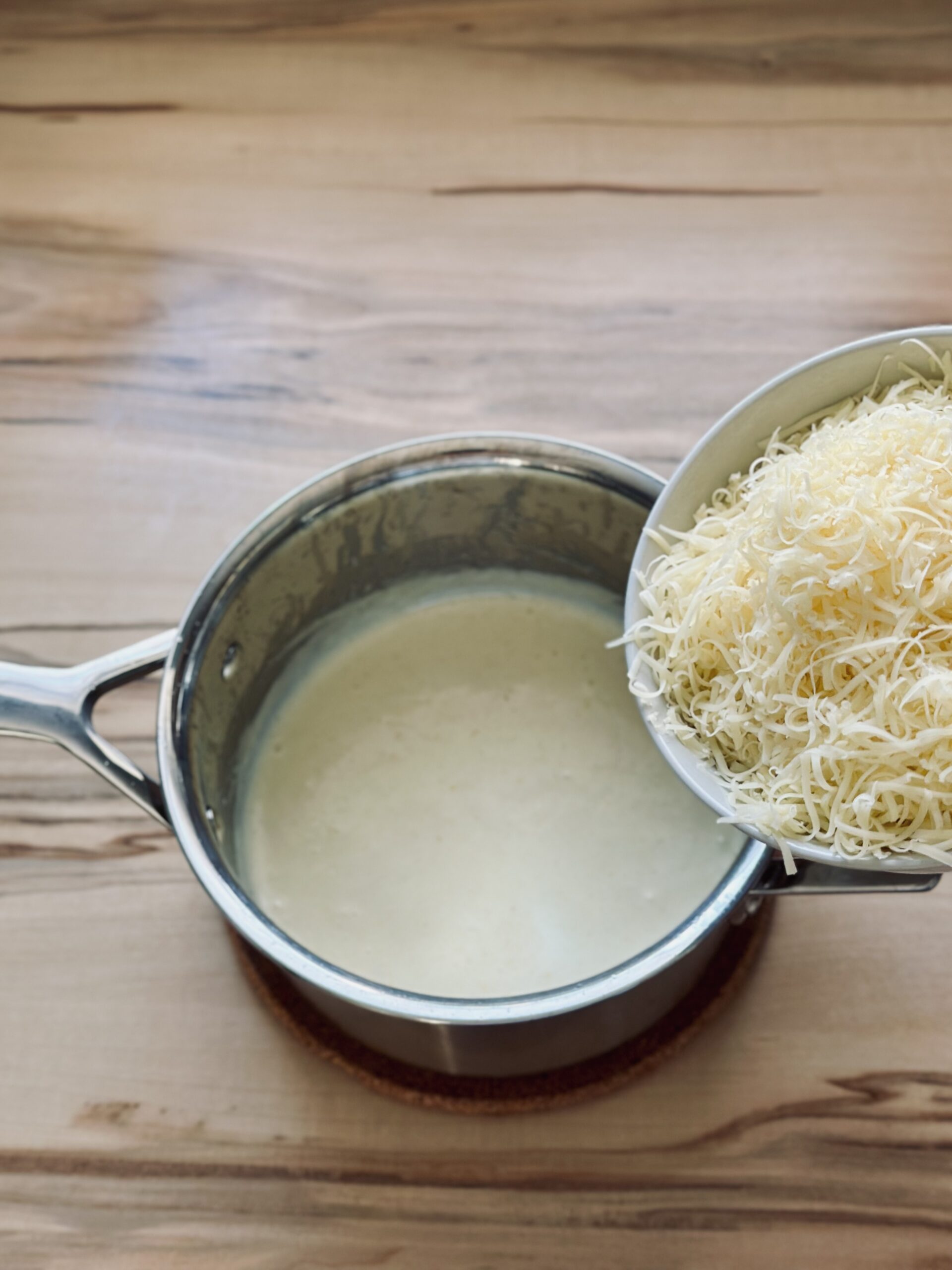 Käse nach und nach in die Soße geben