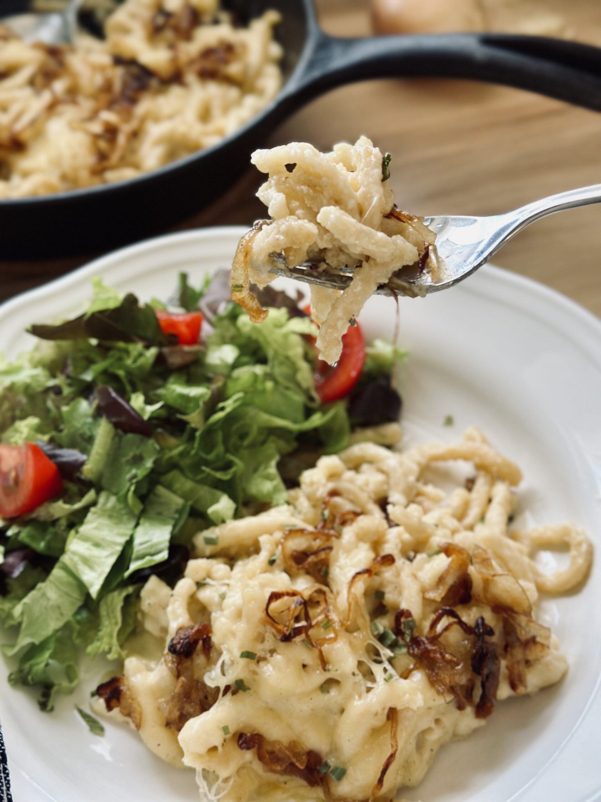 Sauerteig-Käsespätzle mit frischem Salat